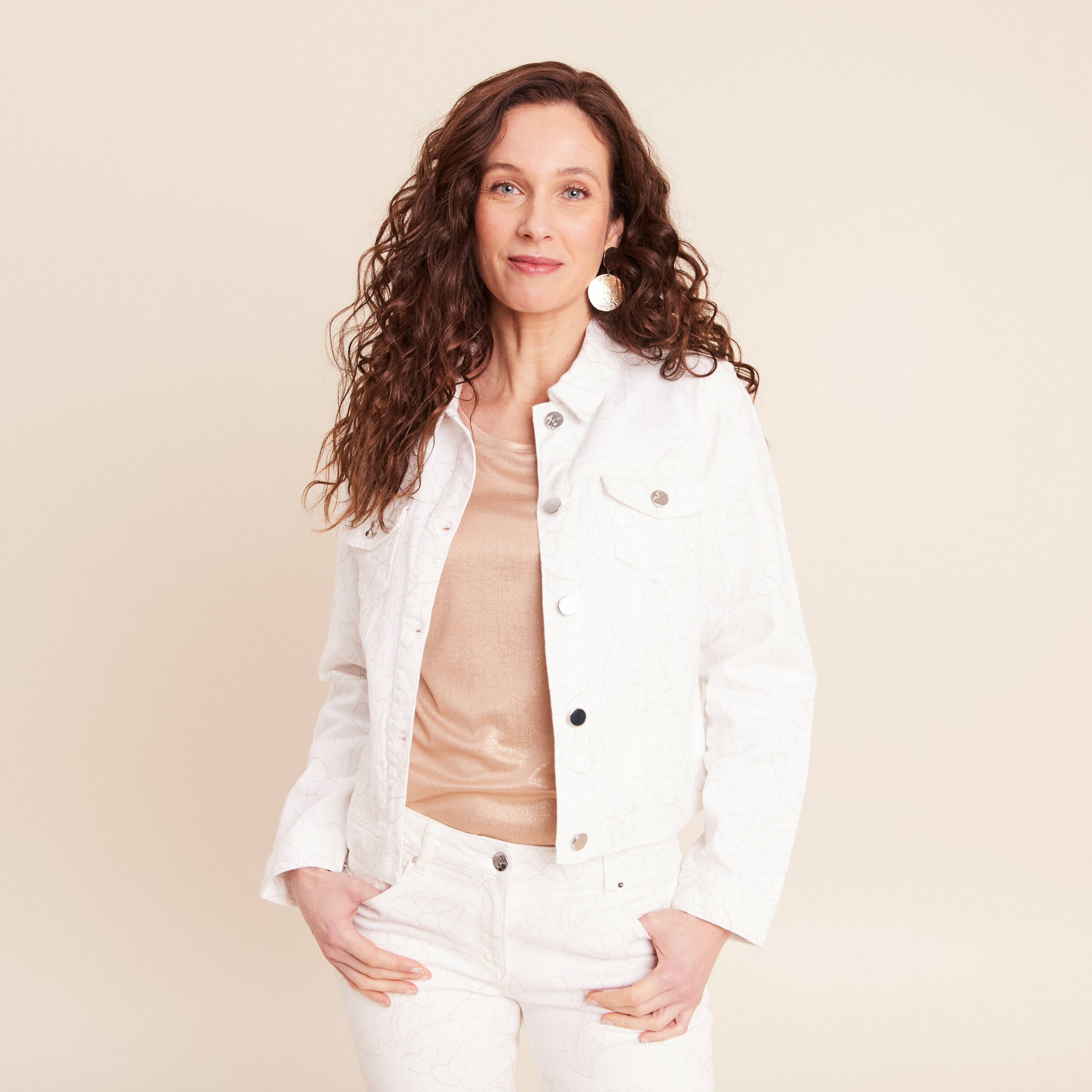Veste cintr&eacute;e en jean avec broderies blanc femme