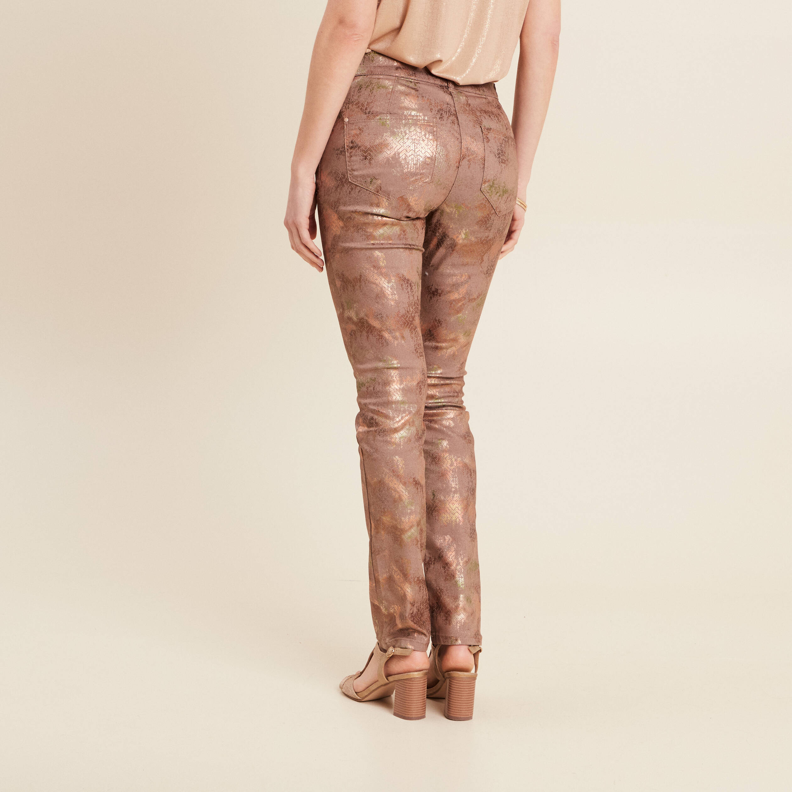Pantalon ajust&eacute; marron femme