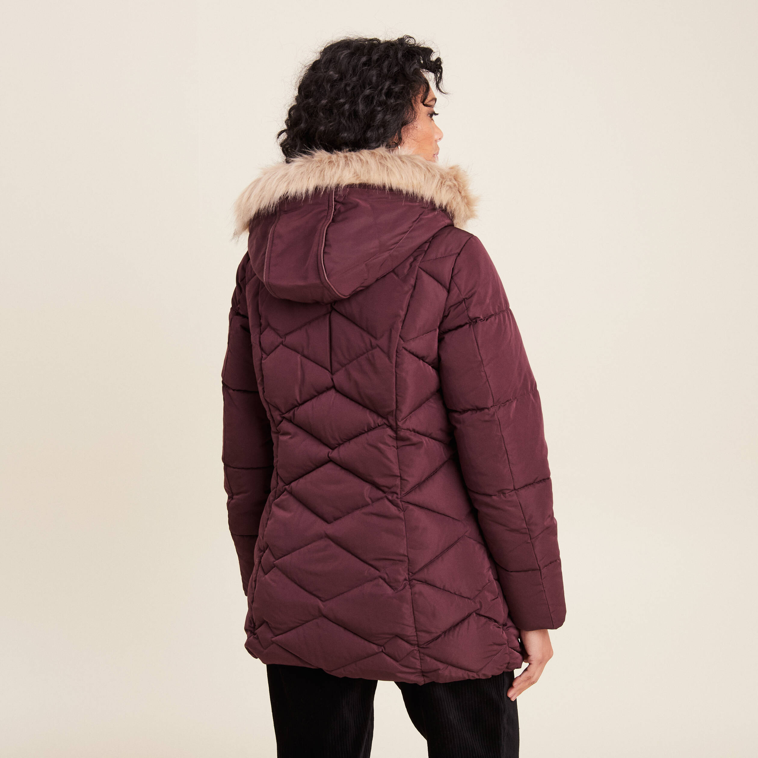 Doudoune d&eacute;perlante &agrave; capuche bordeaux femme