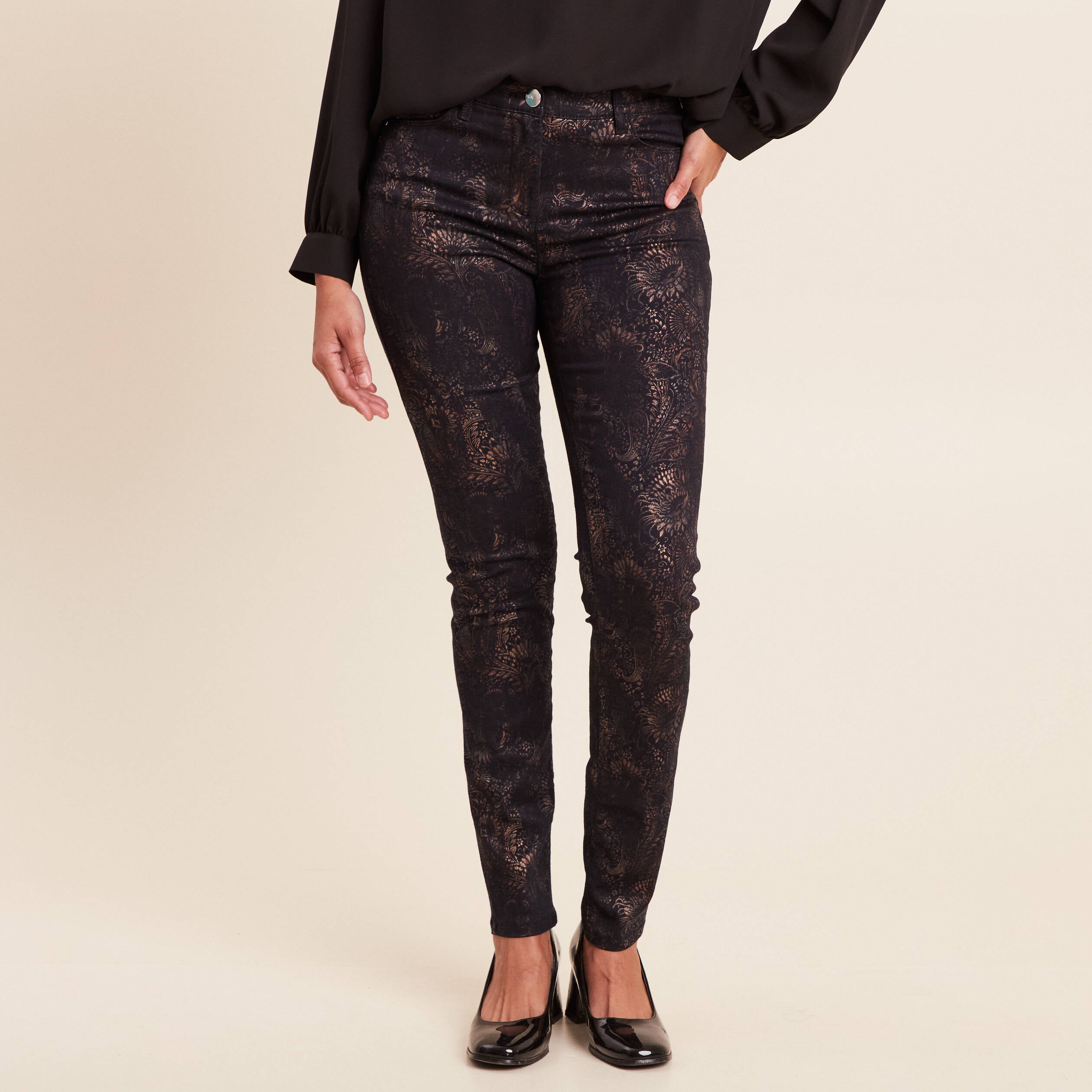 Pantalon magique L'Unique coupe ajust&eacute;e denim brut femme