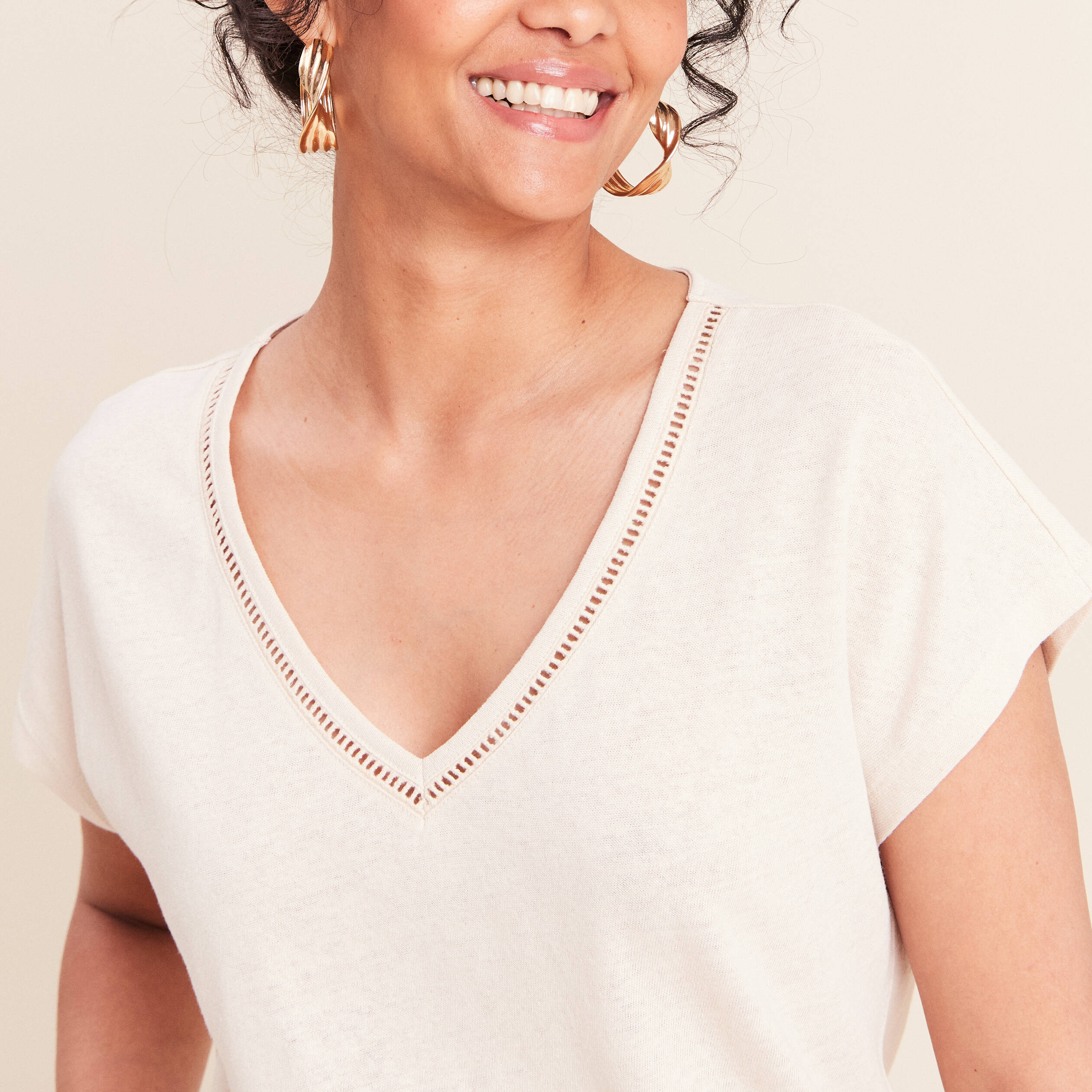 T-shirt col v manches courtes aspect lin beige femme