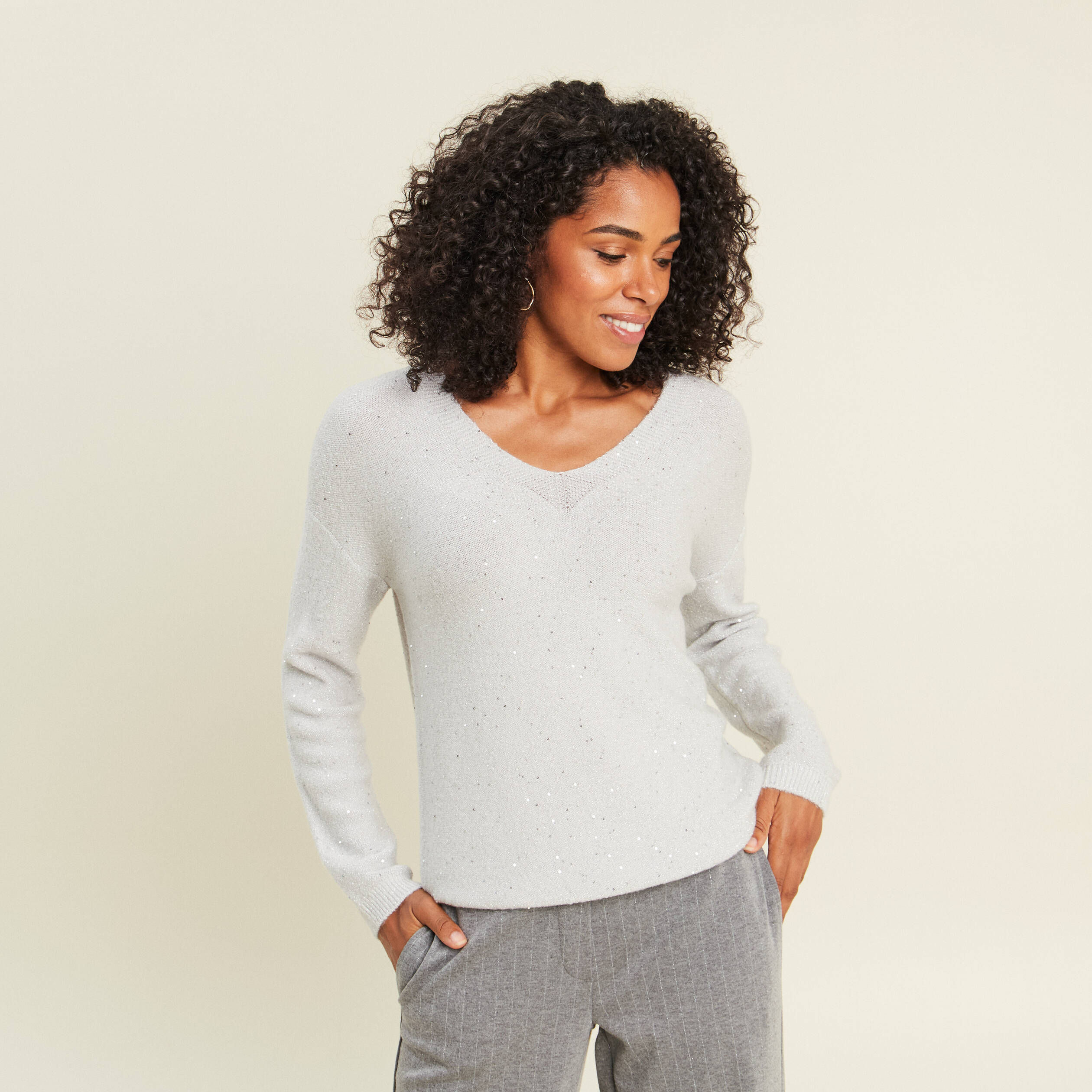 Pull col v manches longues &agrave; sequins gris clair femme