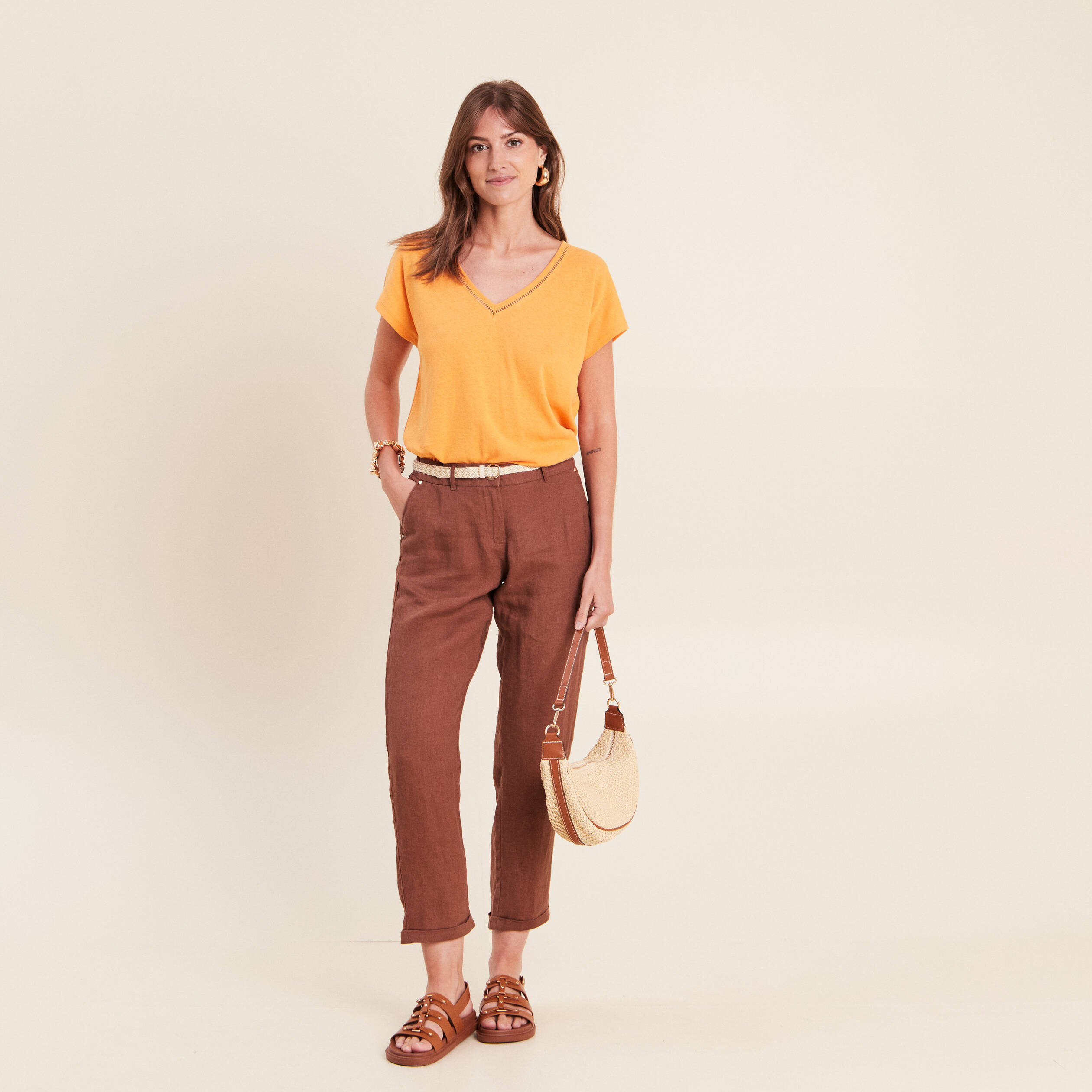 Pantalon coupe chino en lin ceintur&eacute; marron fonc&eacute; femme