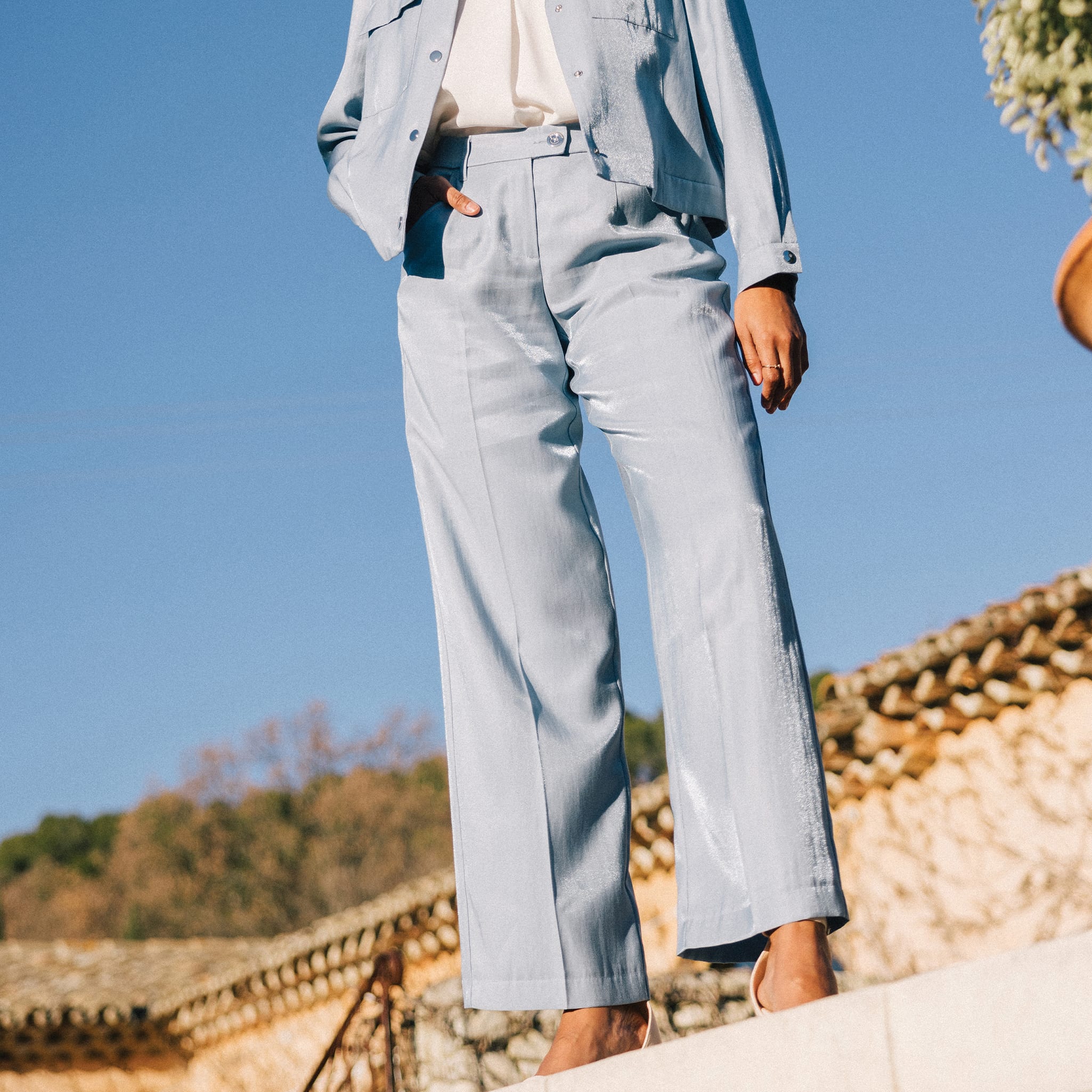 pantalon flou irise bleu clair femme Pantalon flou irisé bleu clair femme