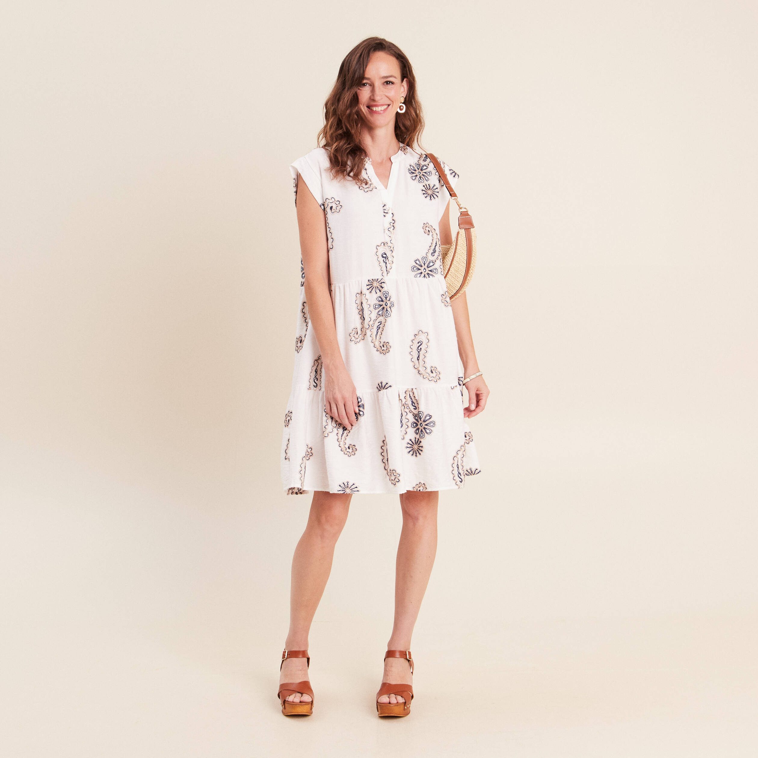 Robe courte &eacute;vas&eacute;e col tunisien brod&eacute;e bleu femme