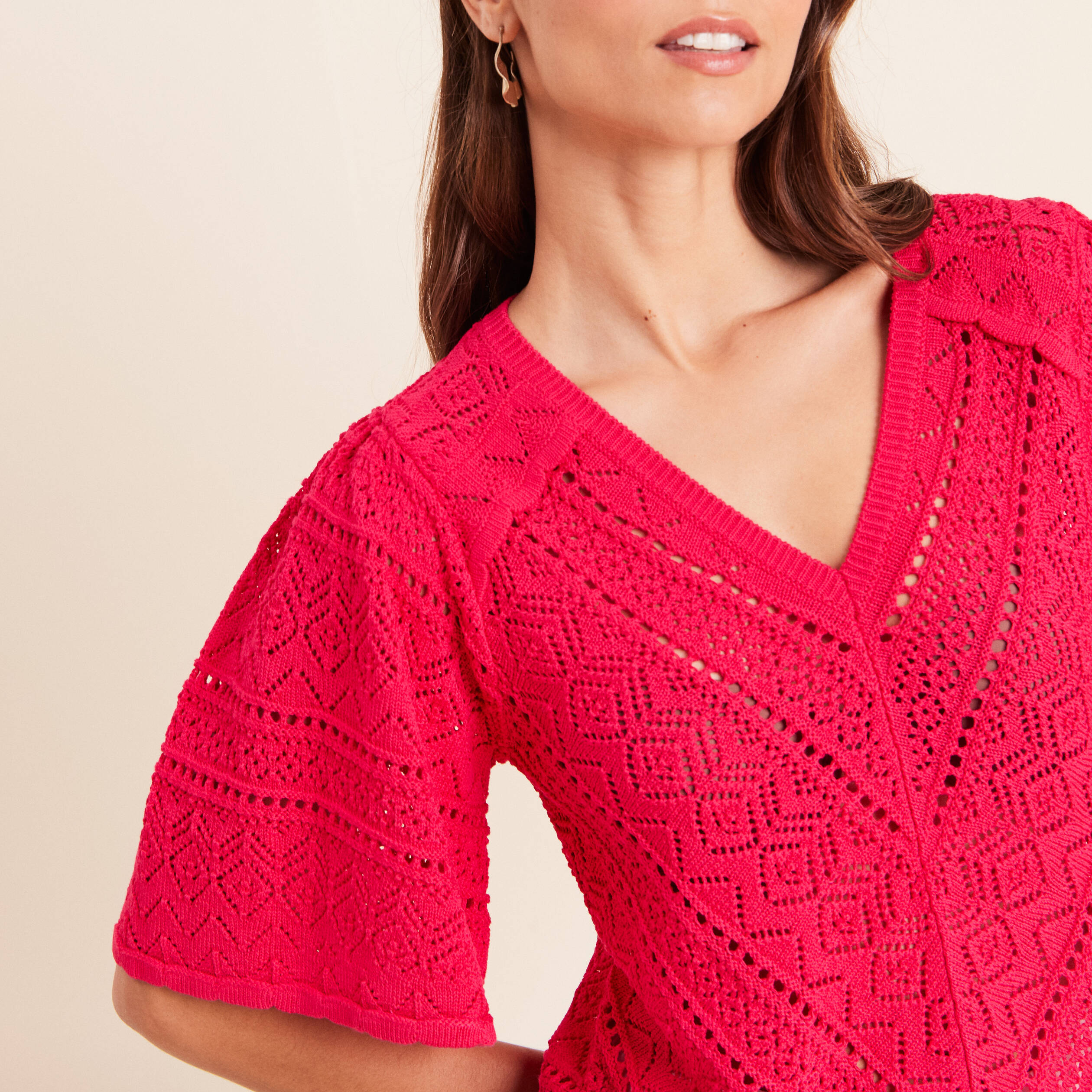 Pull ajour&eacute; col v manches courtes rose fushia femme