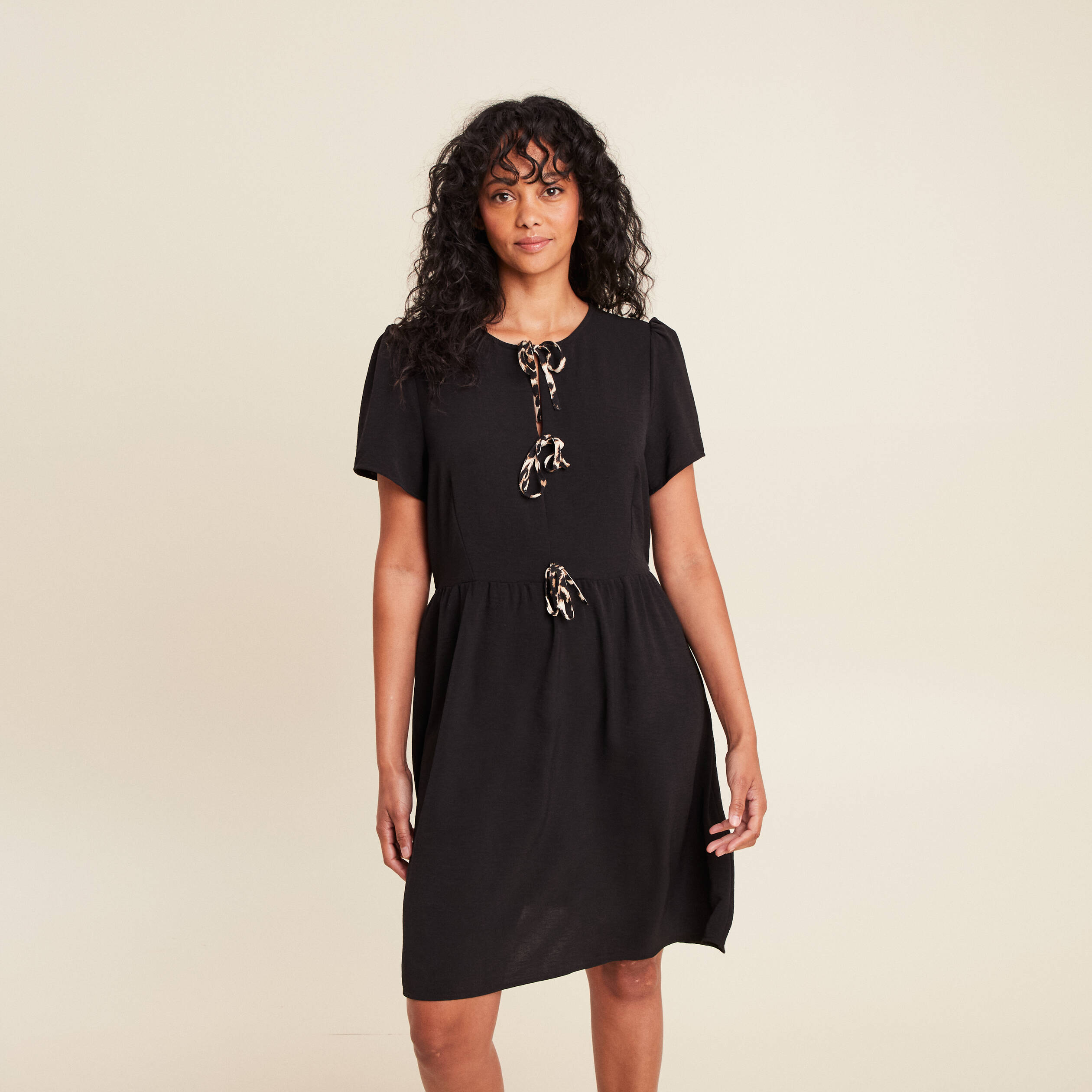 robe courte évasée col rond noir femme