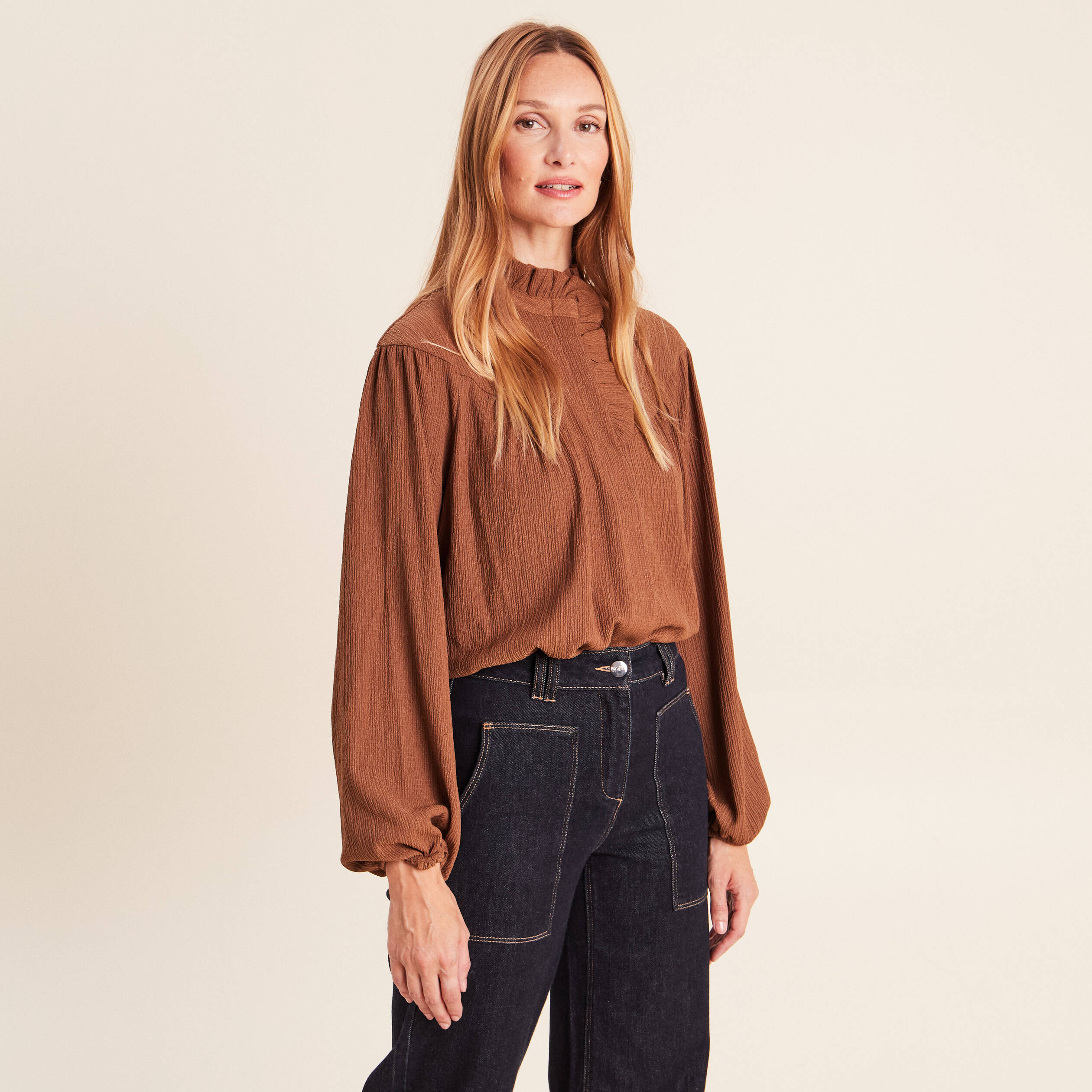 Blouse droite pliss&eacute;e col montant marron fonc&eacute; femme