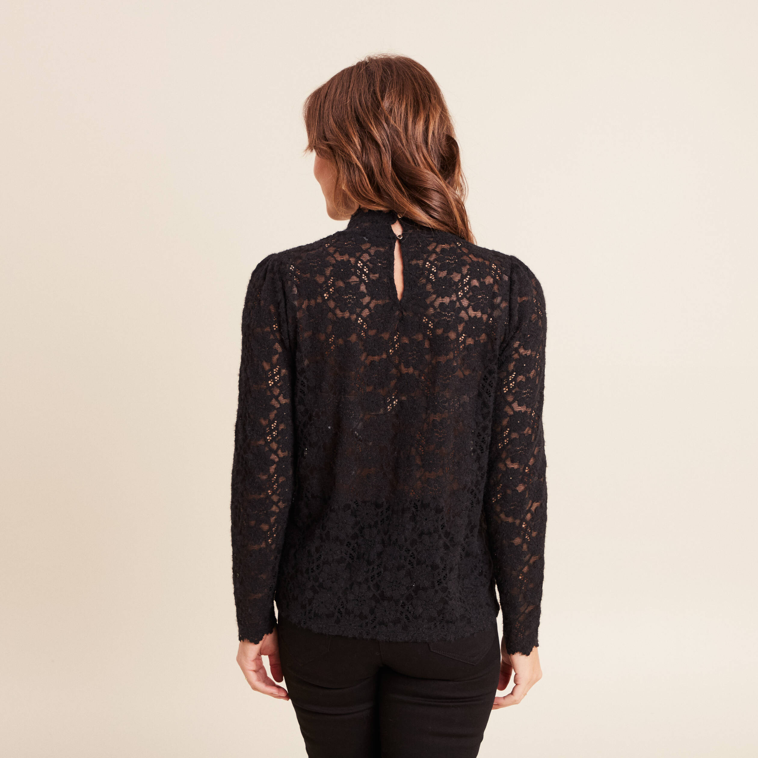 T-shirt cintr&eacute; col montant dentelle noir femme