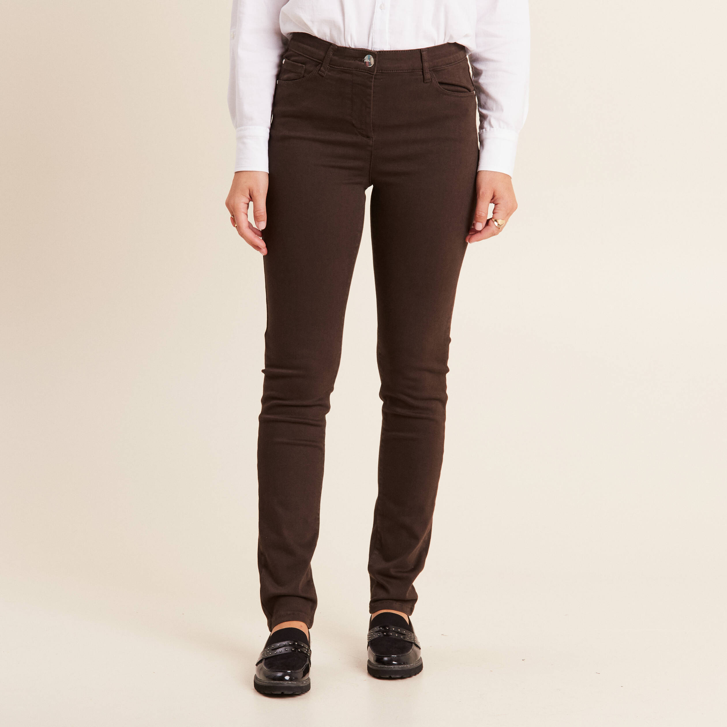 Jean magique L'Unique coupe ajust&eacute;e marron fonc&eacute; femme