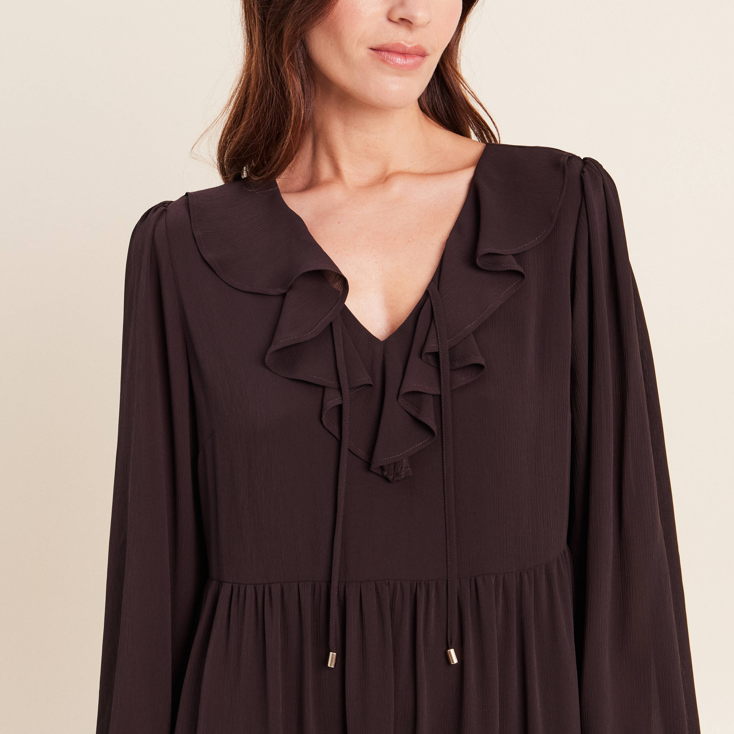Robe courte &eacute;vas&eacute;e col v manches longues marron fonc&eacute; femme