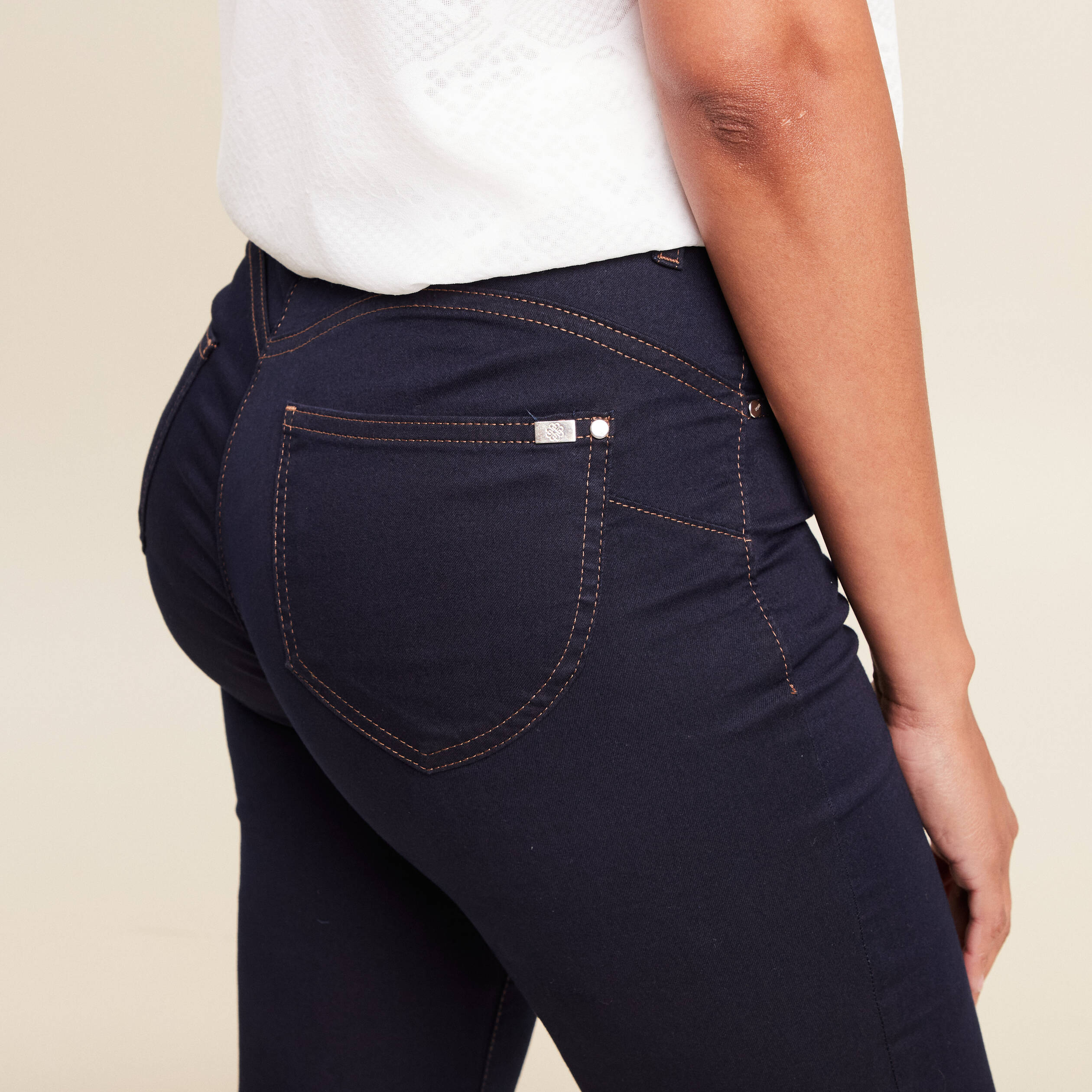 Jean magique Le L&eacute;ger coupe ajust&eacute;e long denim brut femme