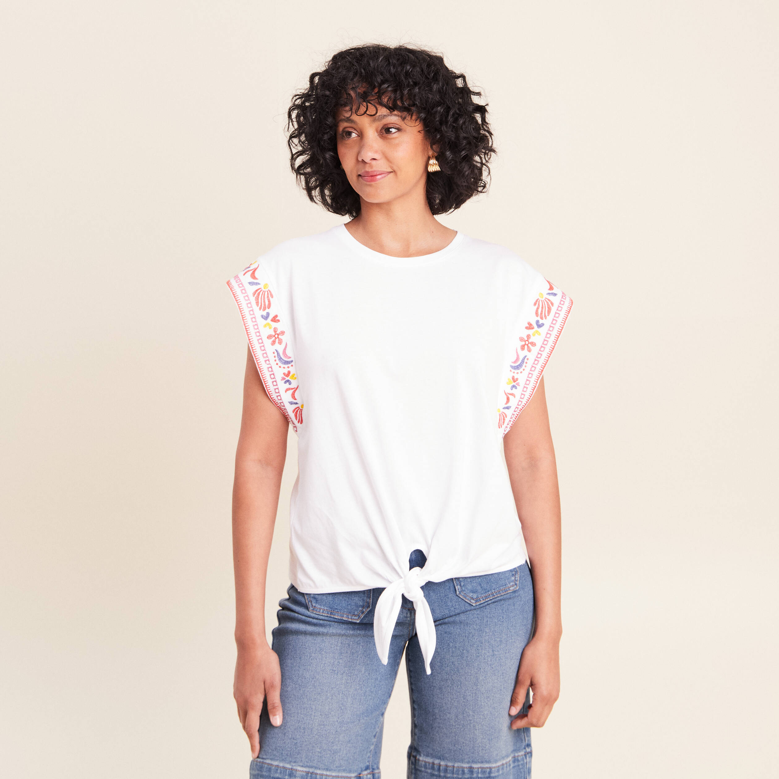 T-shirt broderie bas resserr&eacute; blanc femme