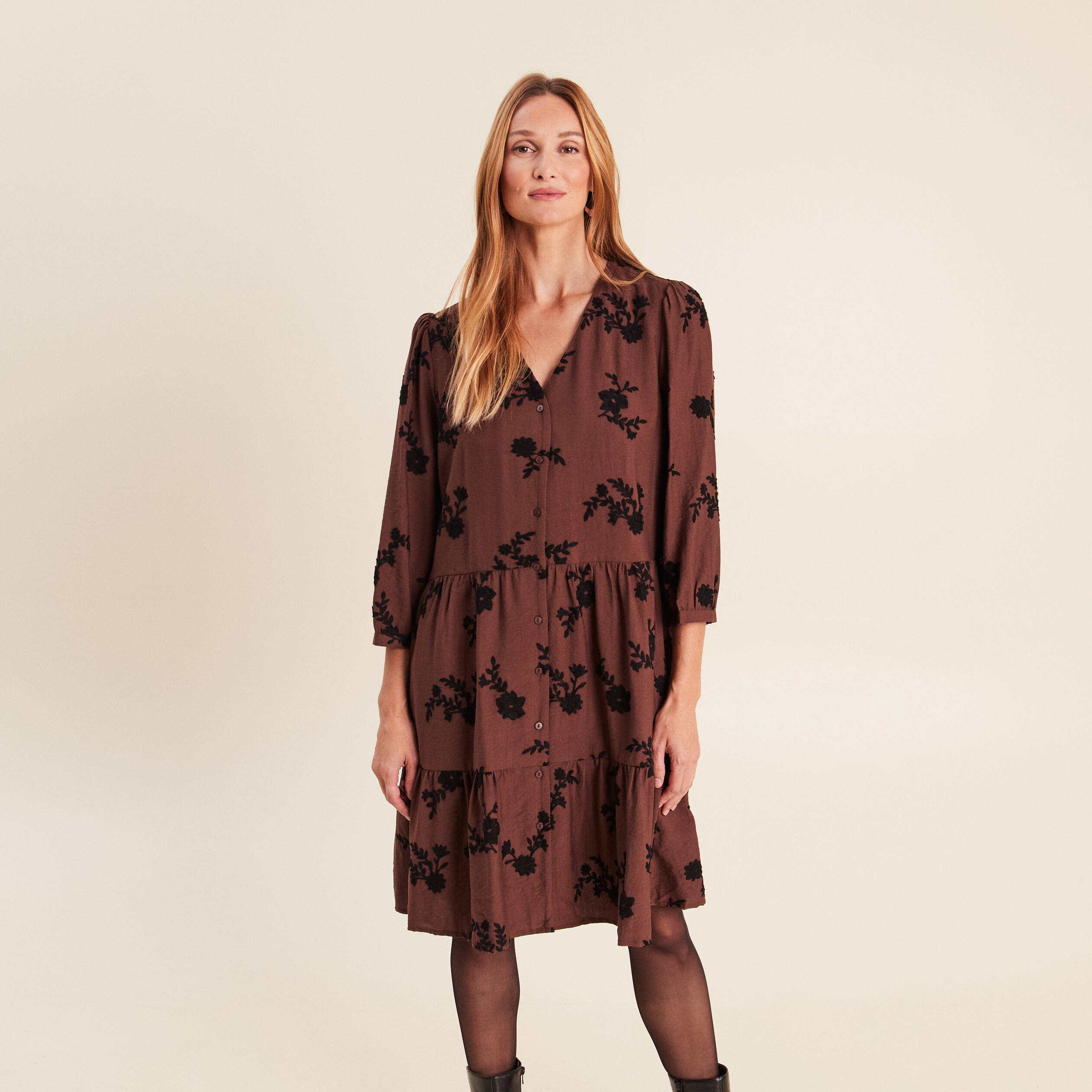 Robe courte &eacute;vas&eacute;e col v manches 3/4 marron femme