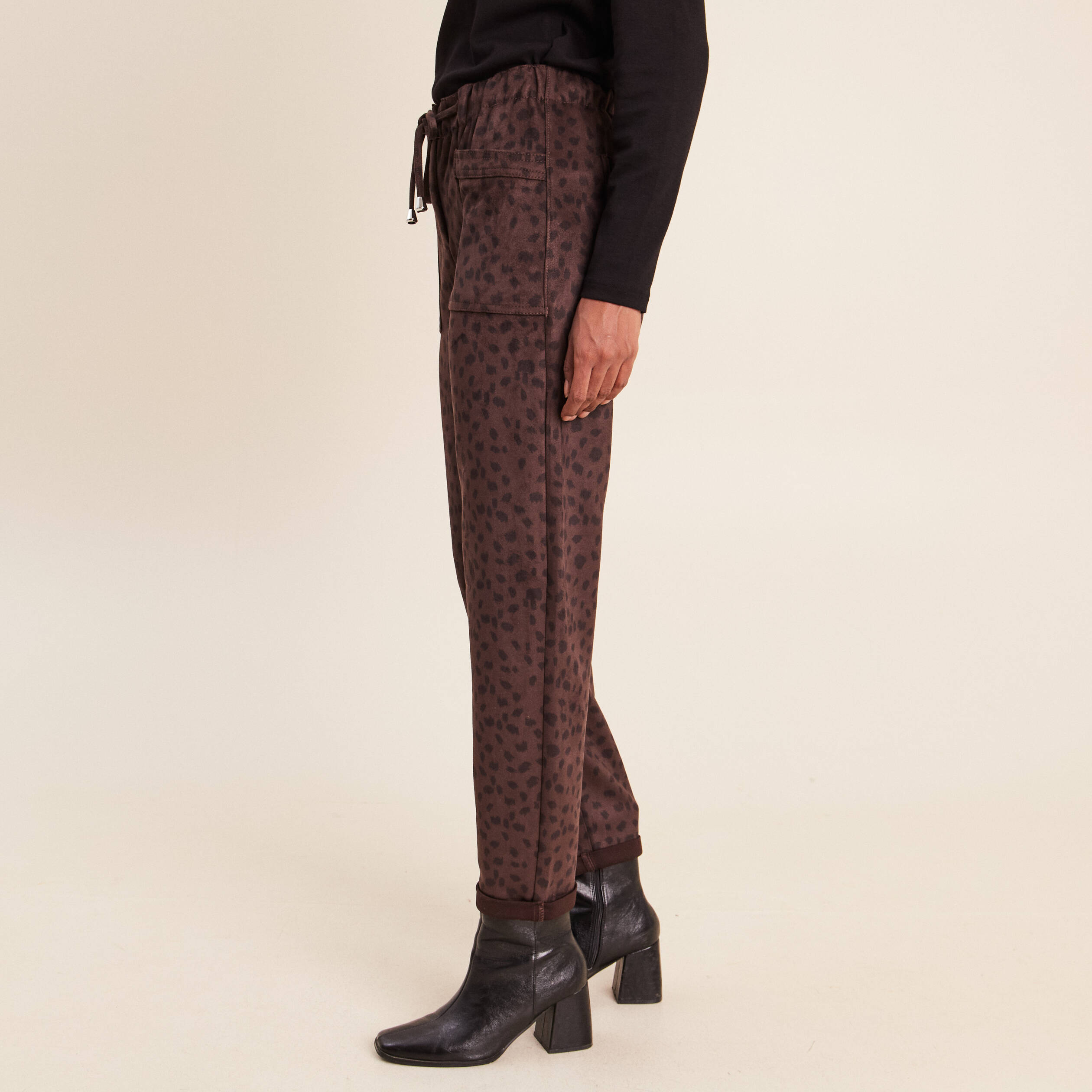Pantalon coupe mom 7/8&egrave;me marron fonc&eacute; femme
