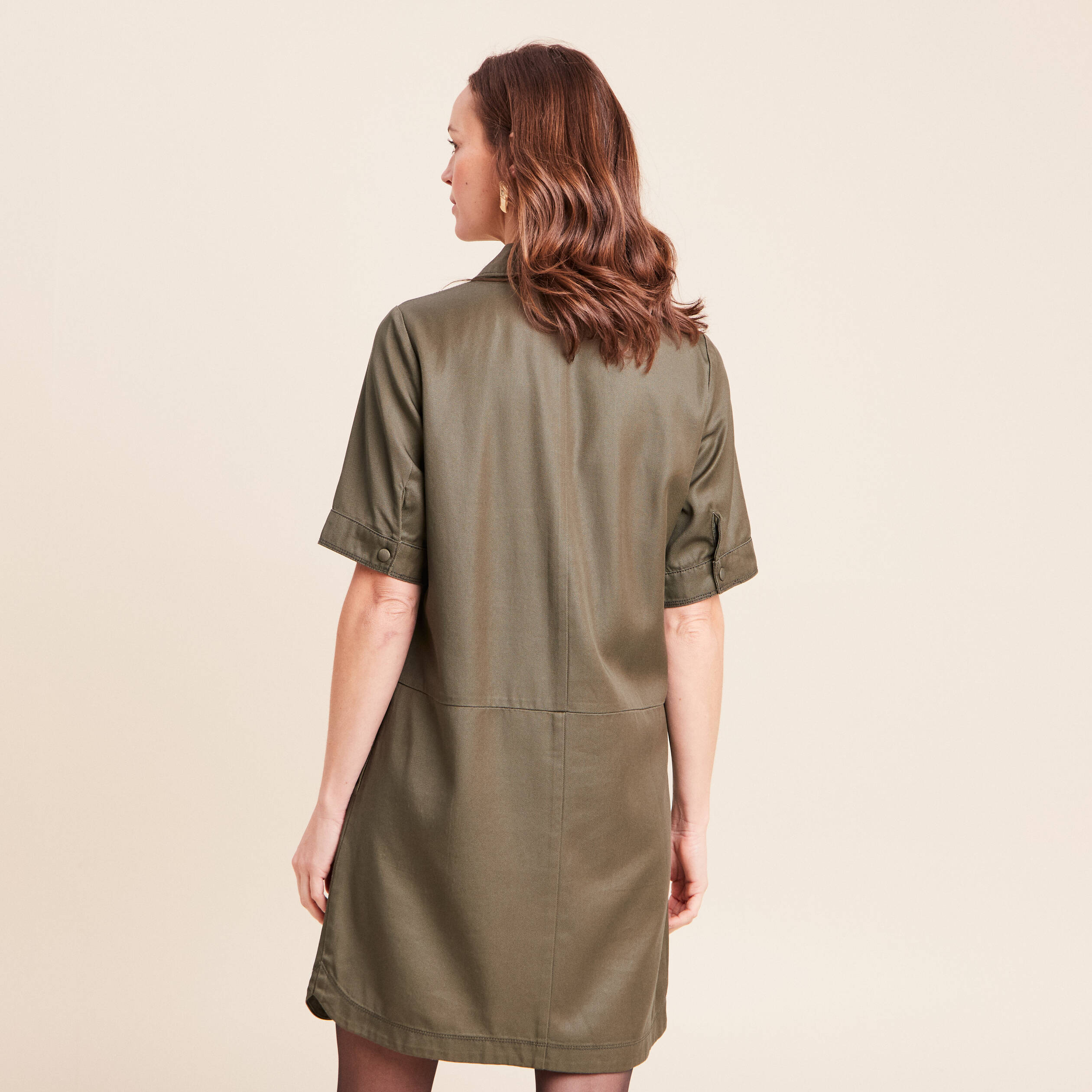 Robe droite courte enduite col chemise vert kaki femme
