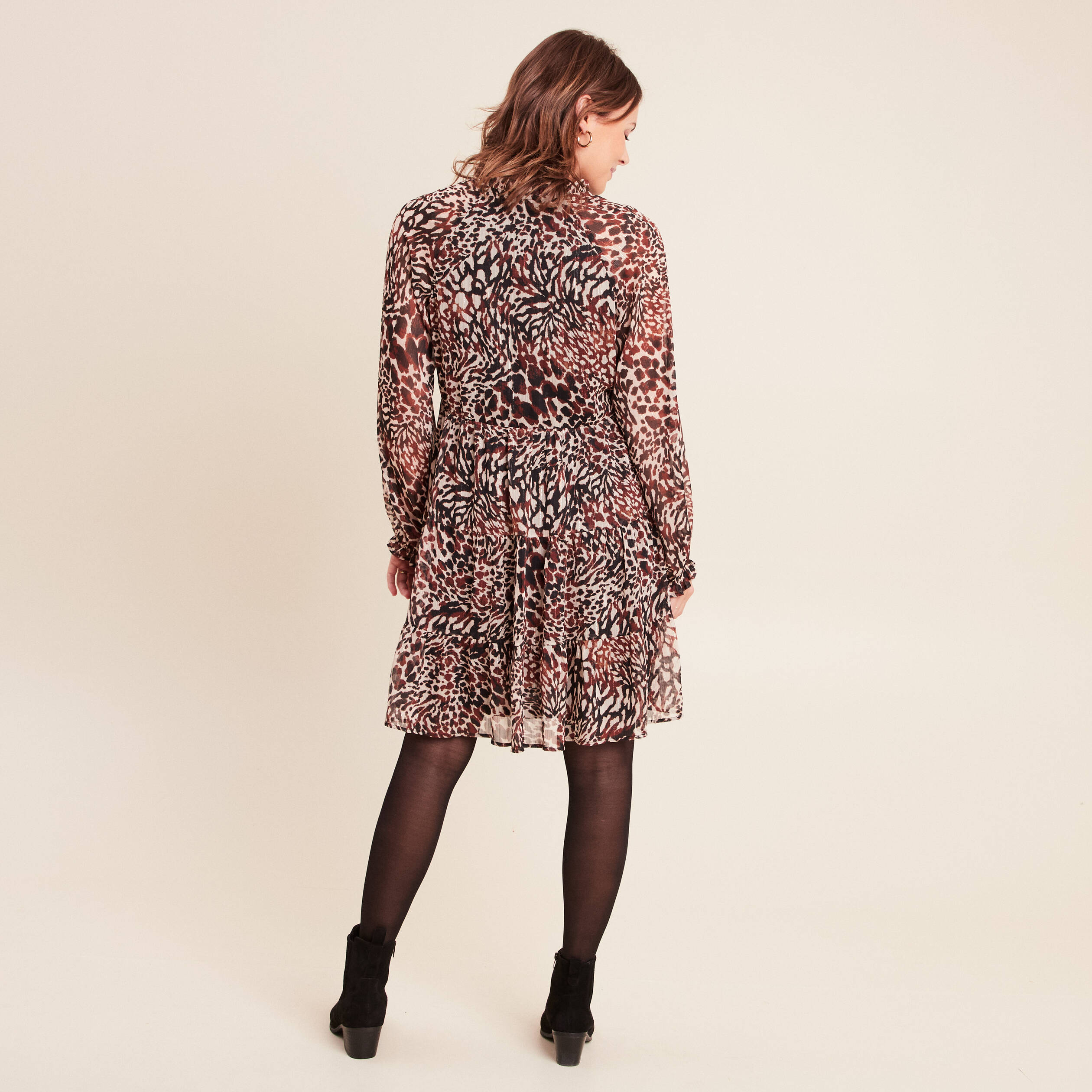 Robe courte &eacute;vas&eacute;e col v manches longues marron femme