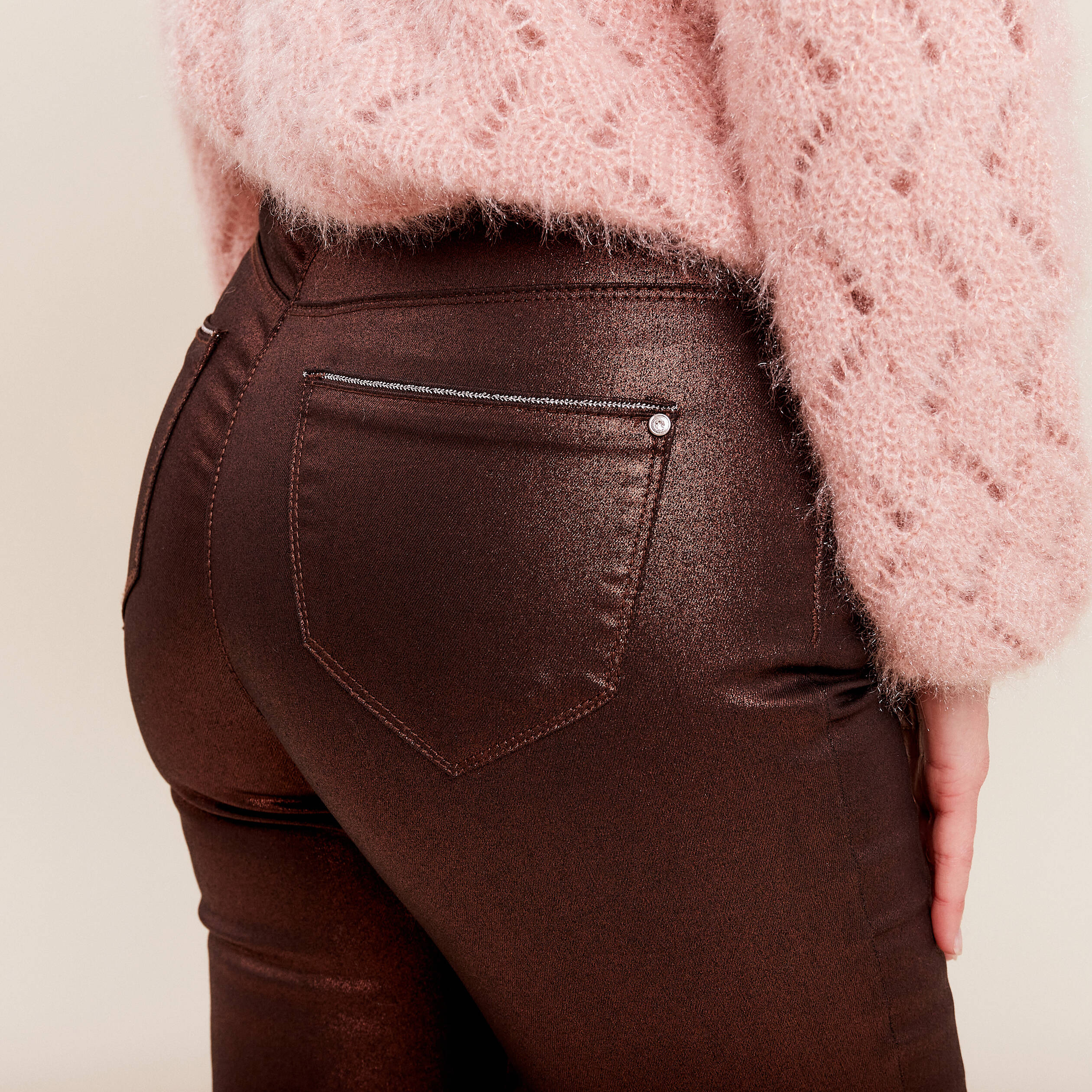 Pantalon ajusté aspect irisé marron foncé femme