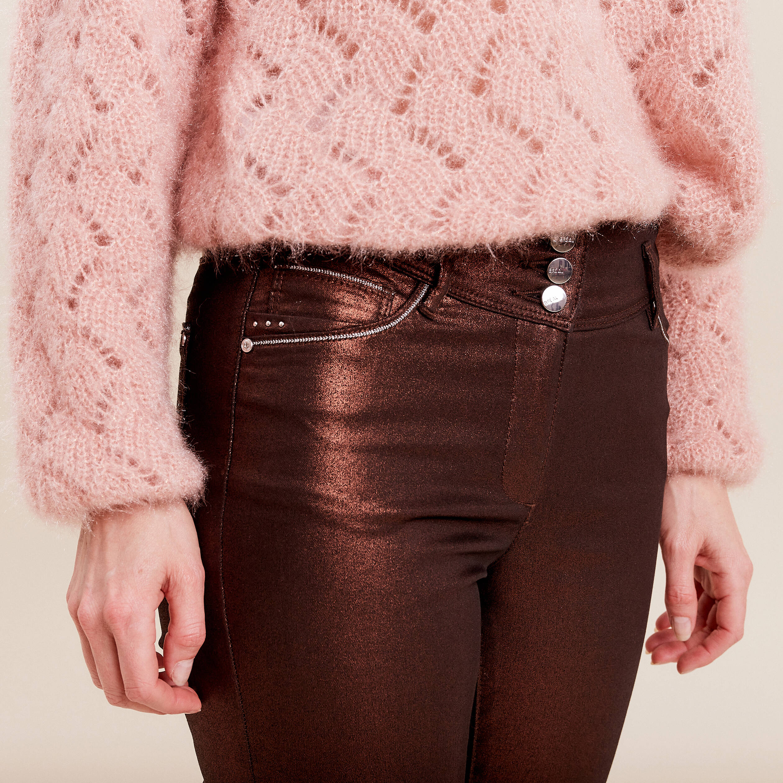 Pantalon ajusté aspect irisé marron foncé femme