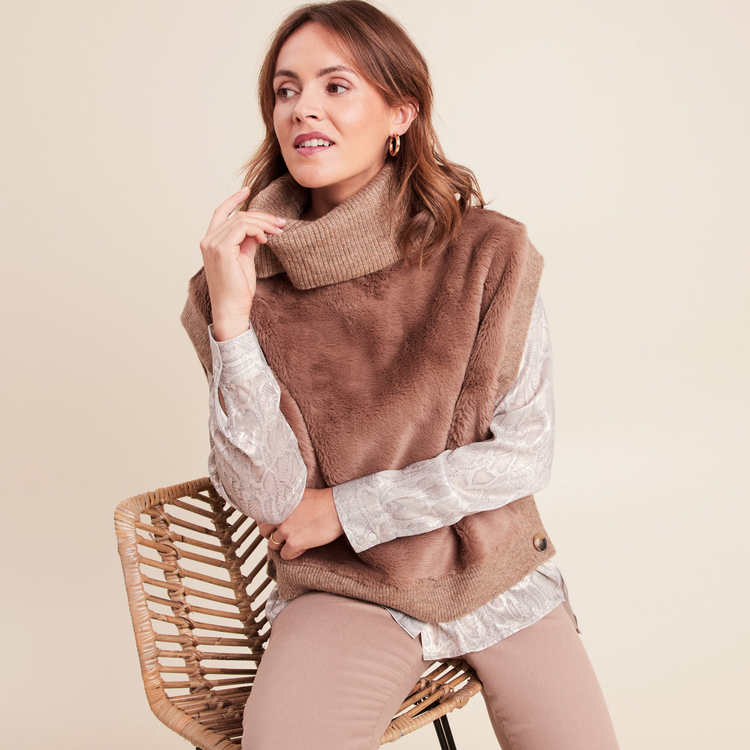 Pull sans manches col roul&eacute; marron femme