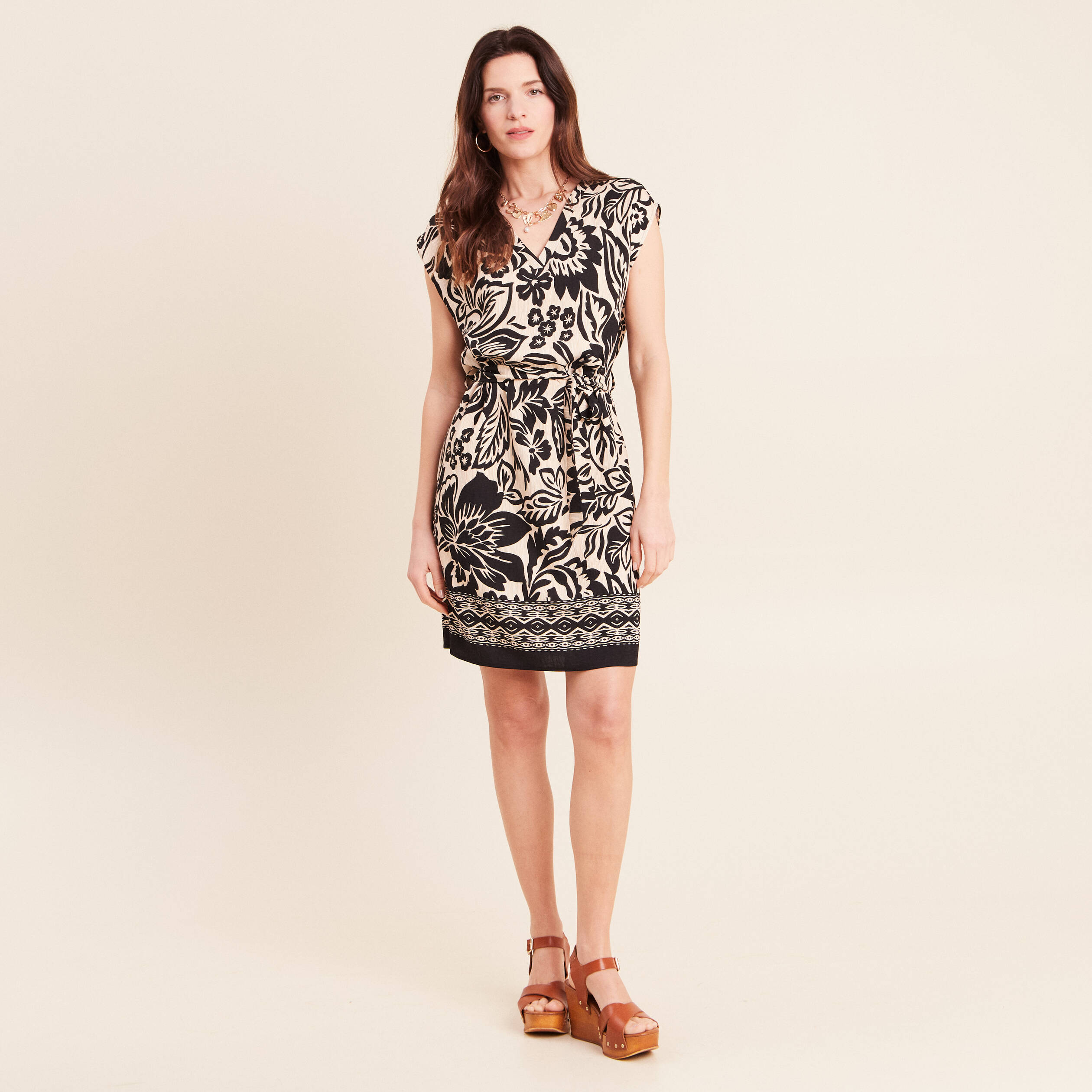 Robe droite courte col V manches courtes noir femme