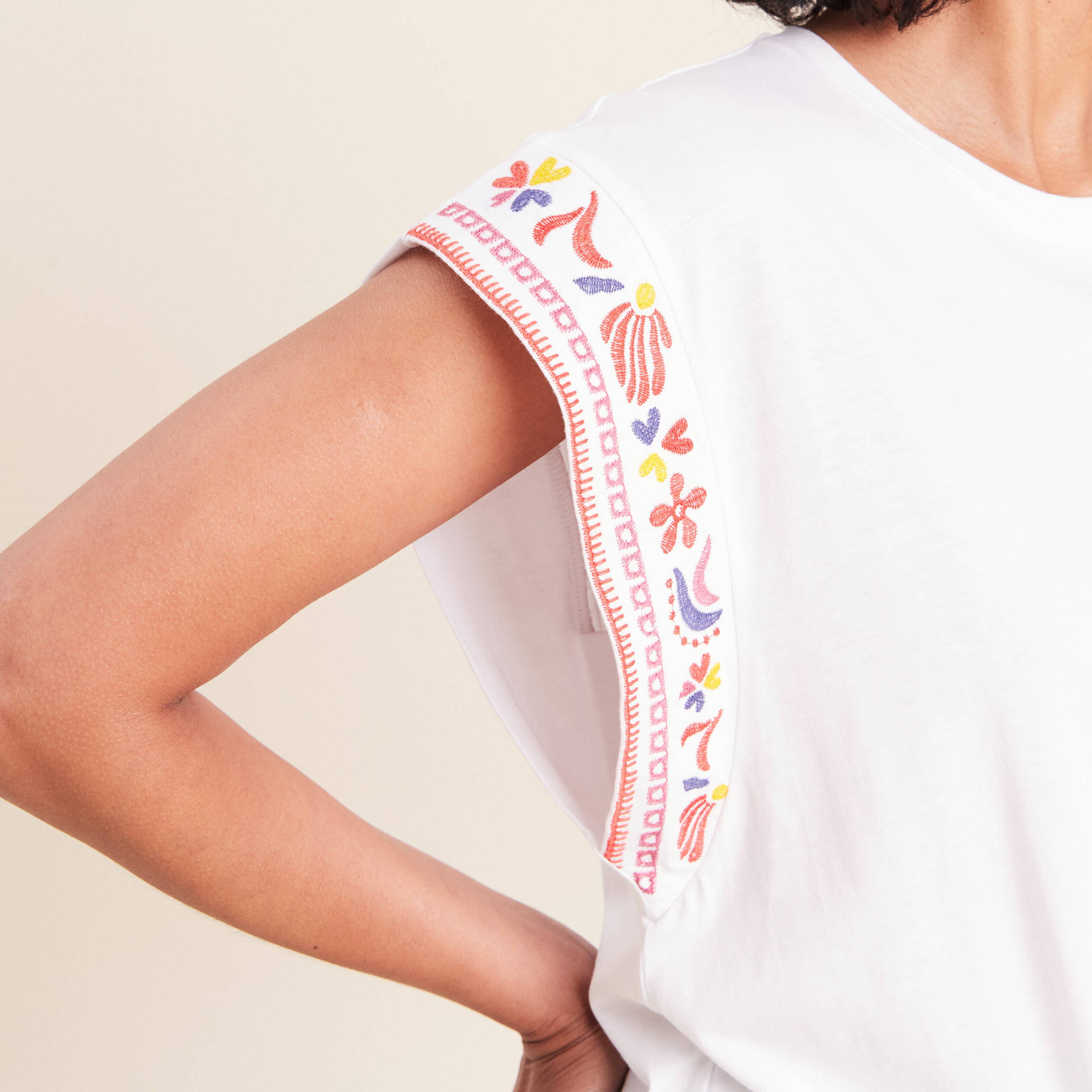 T-shirt broderie bas resserr&eacute; blanc femme