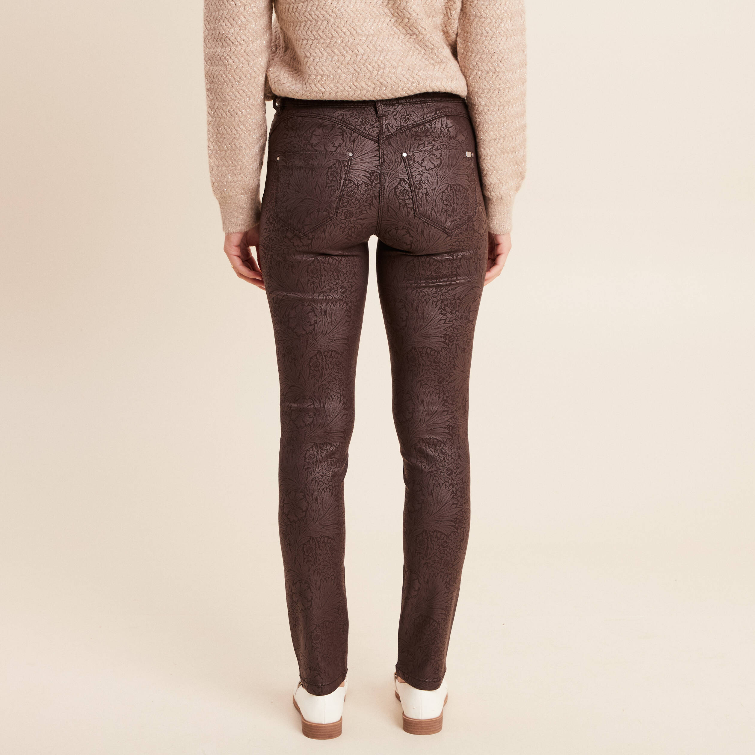 Pantalon coupe ajust&eacute;e enduit marron femme