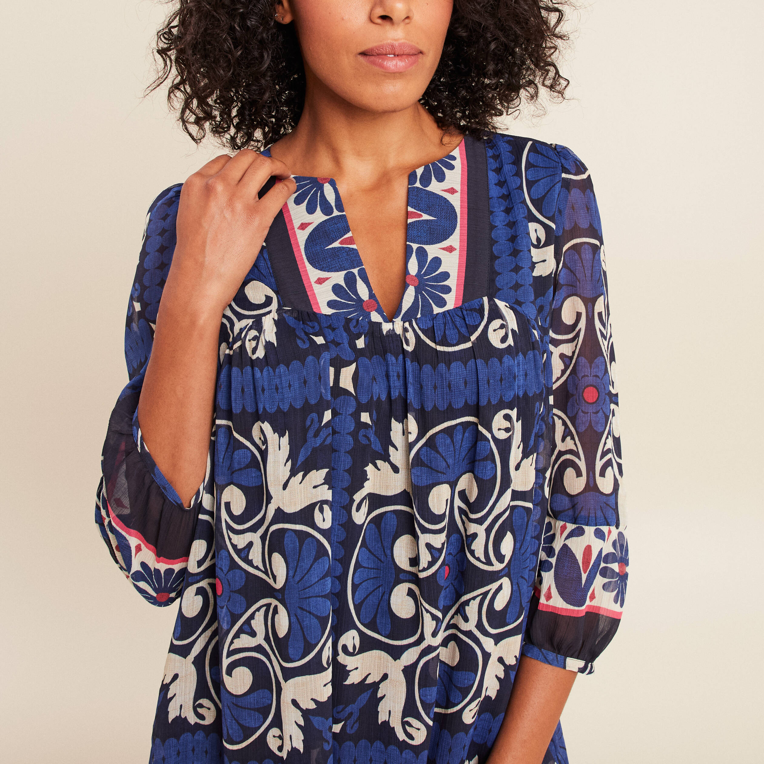 Robe courte &eacute;vas&eacute;e col tunisien bleu femme
