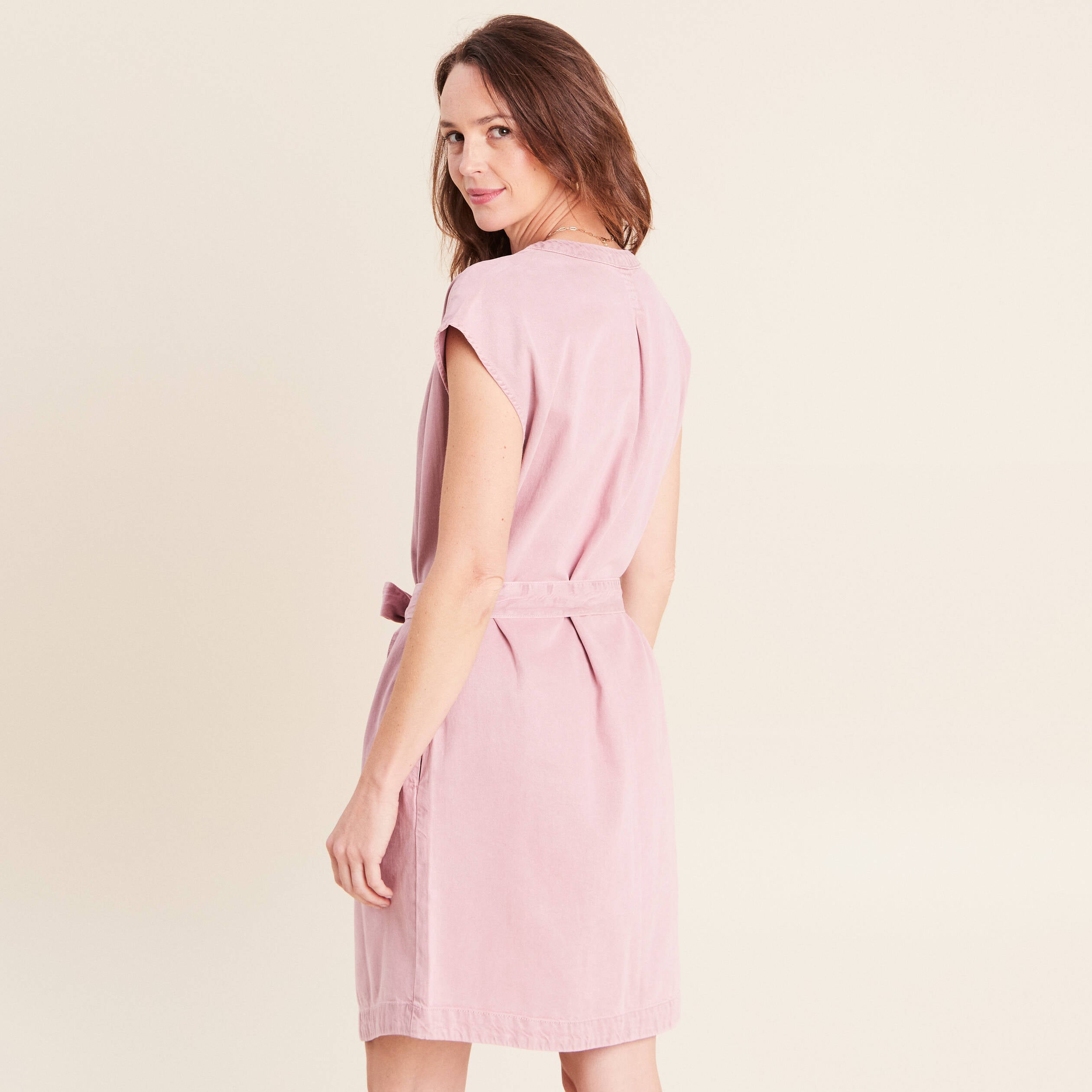 Robe courte ceintur&eacute;e col tunisien rose femme