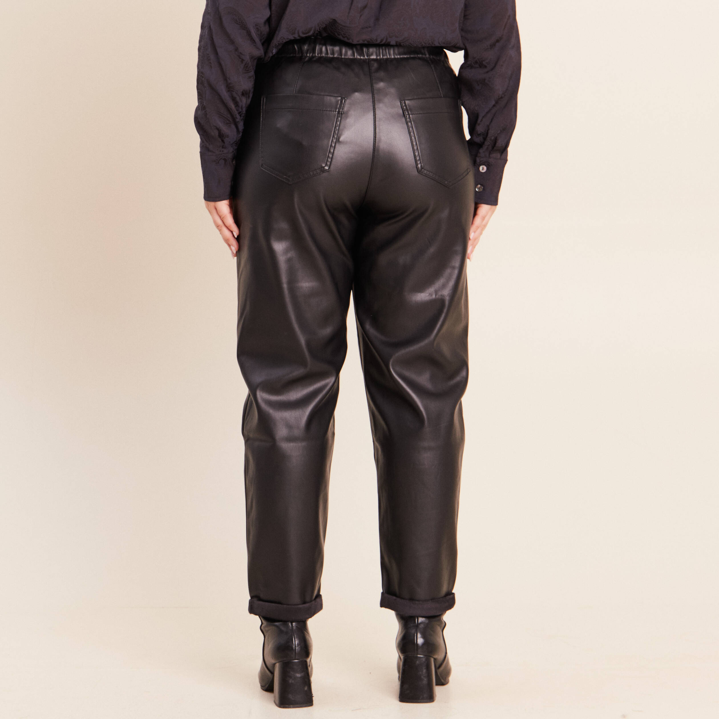 Pantalon coupe mom simili cuir noir femme