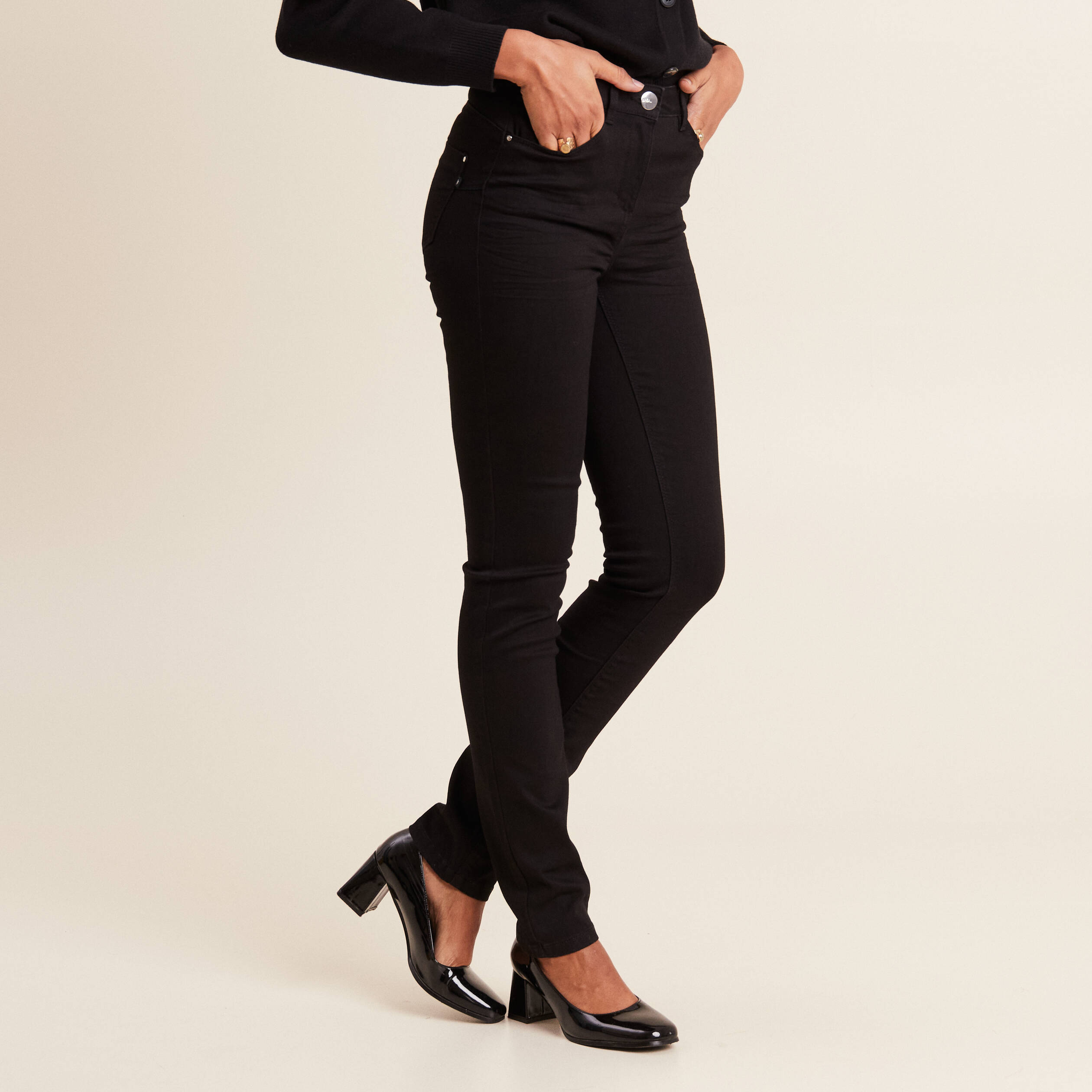 Jean ajusté taille standard long noir femme
