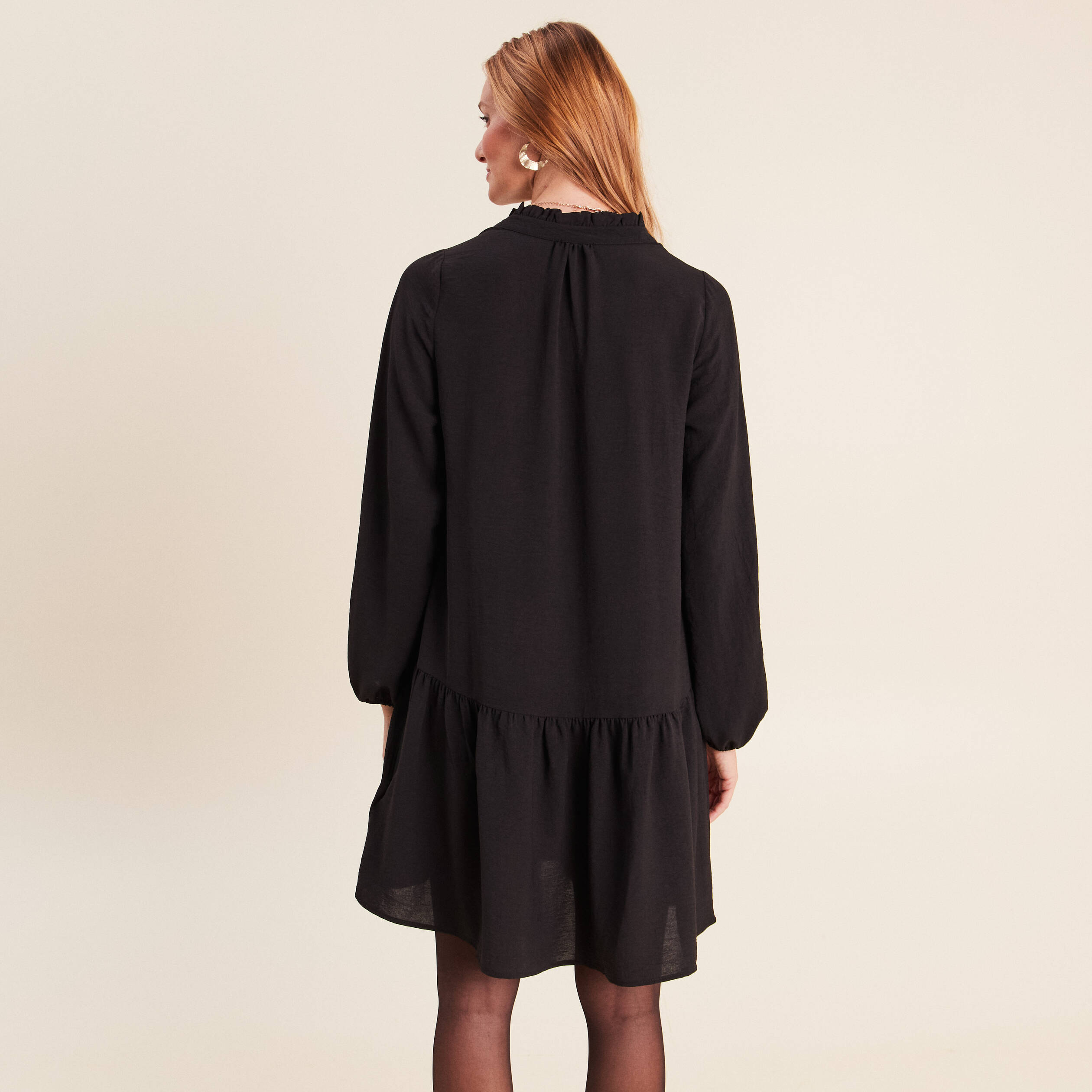 Robe courte &eacute;vas&eacute;e col v manches longues noir femme
