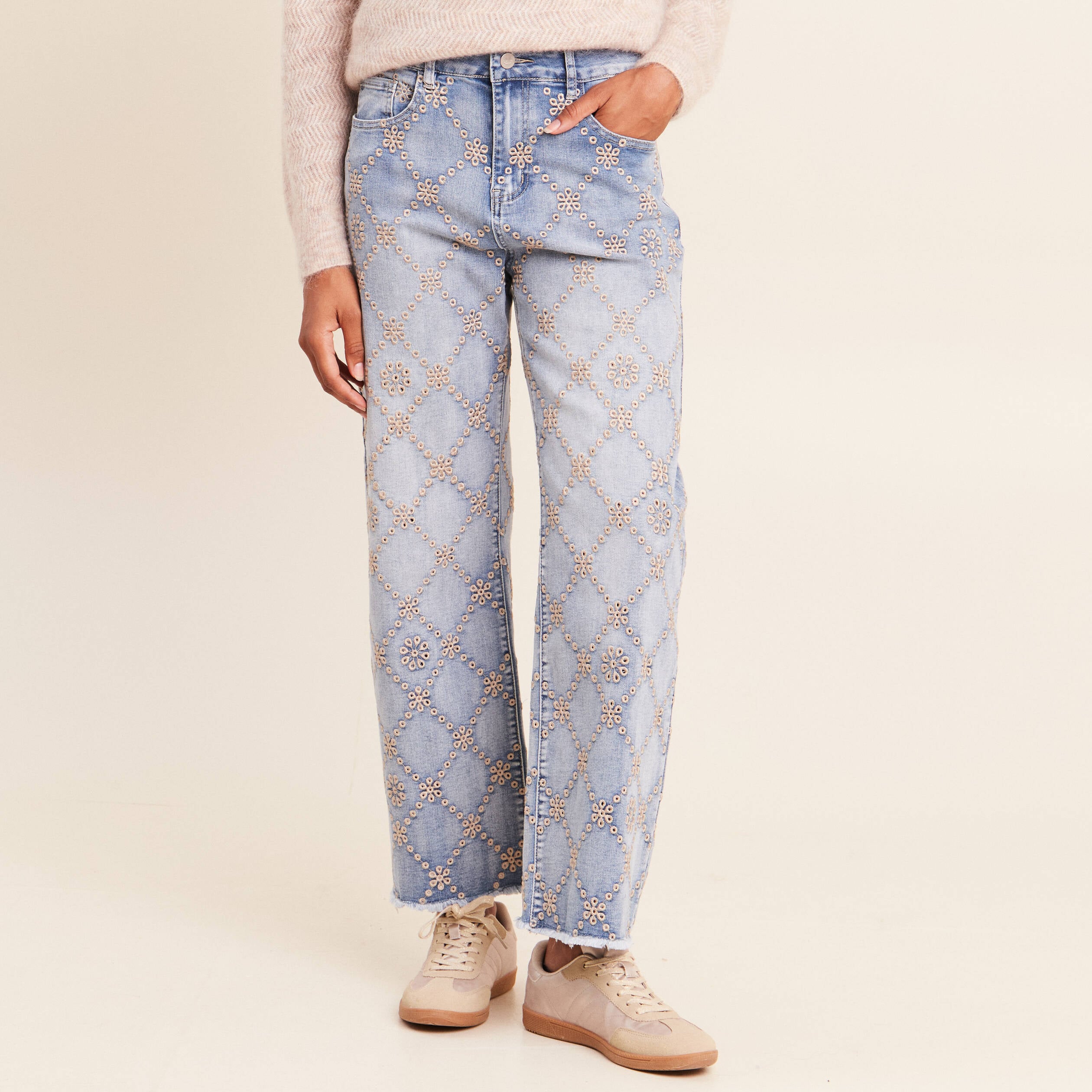 Jean taille haute avec broderie blanc femme