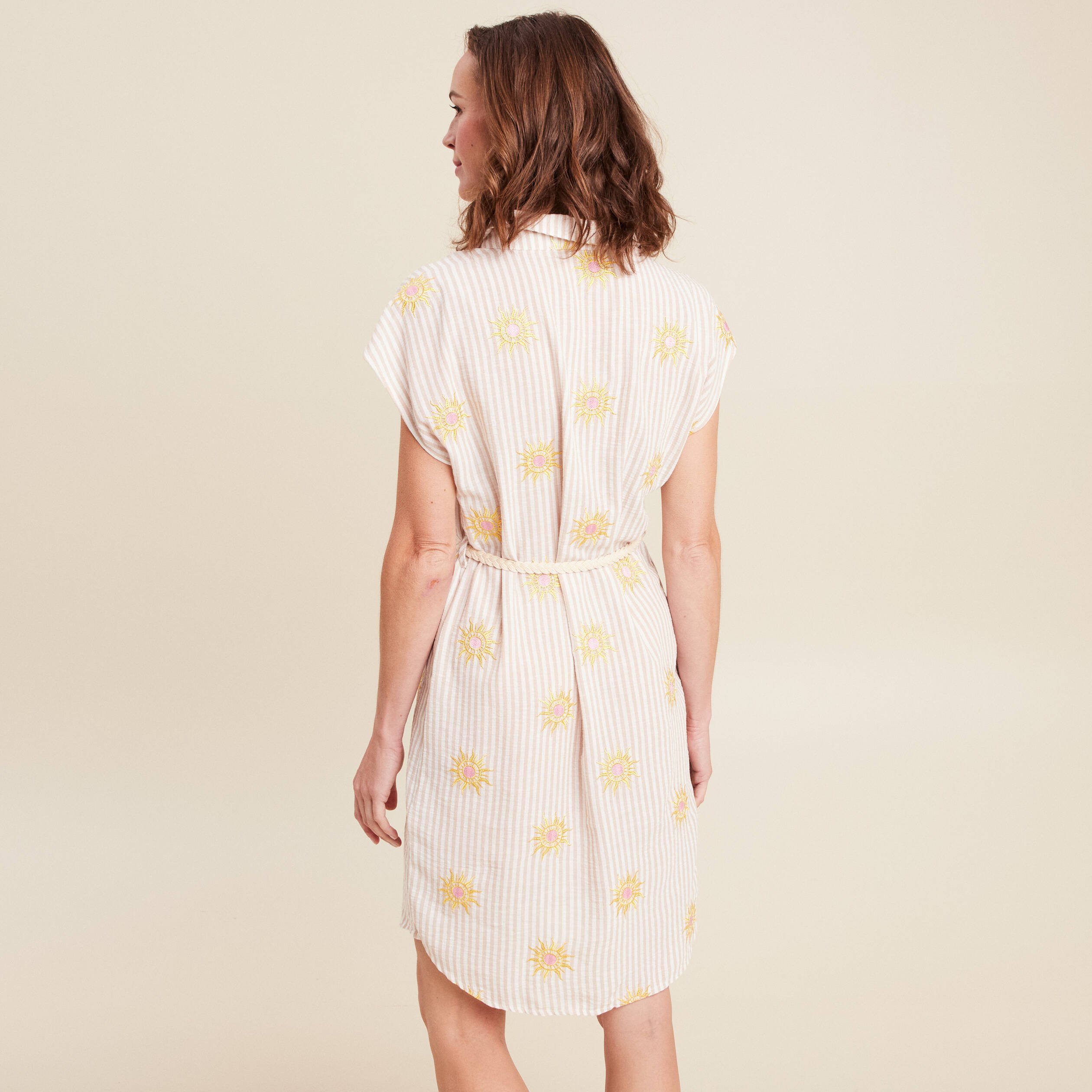 robe courte evasee col chemise ceinturee rose femme Robe courte évasée col chemise ceinturée rose femme