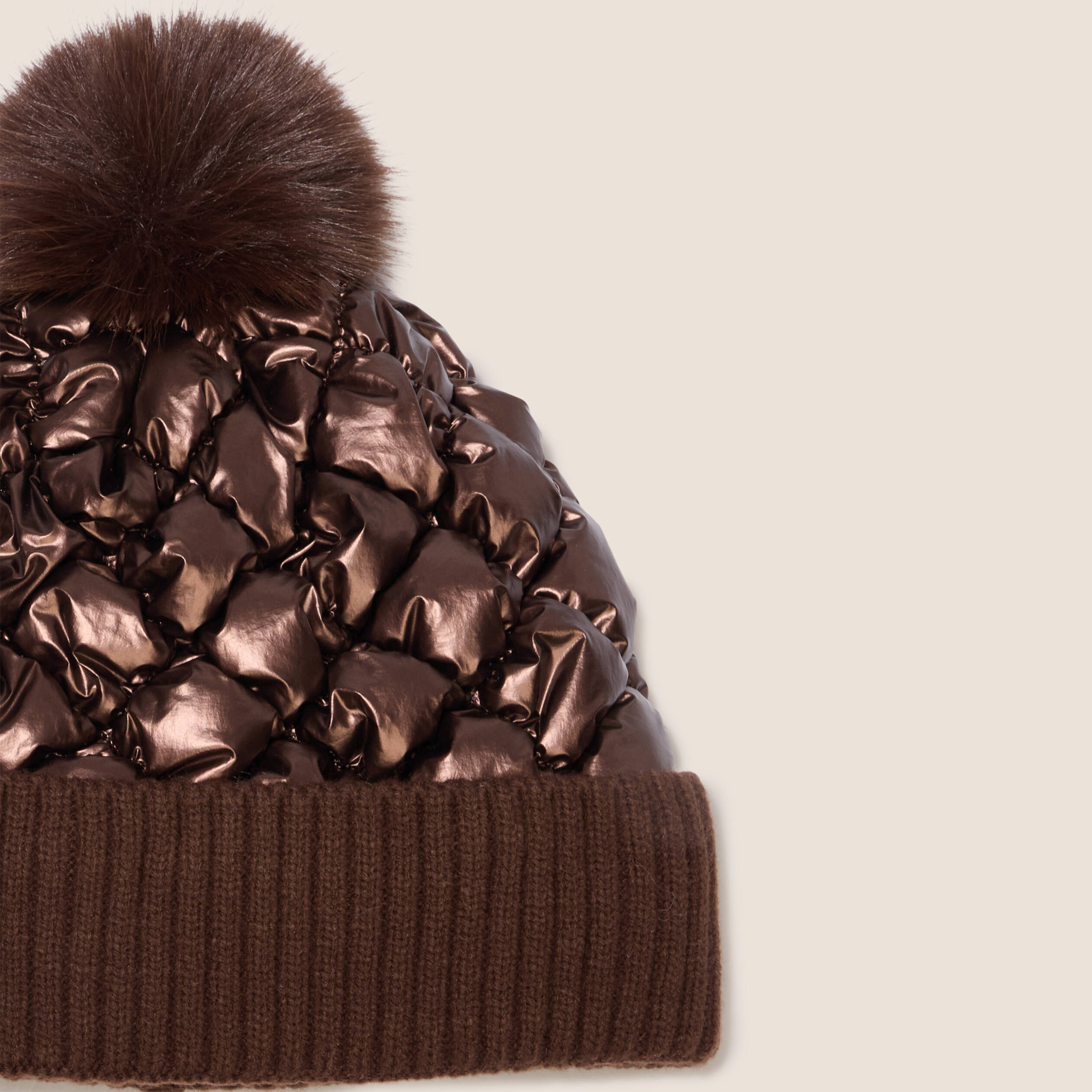 Bonnet matelass&eacute; &agrave; pompon marron femme