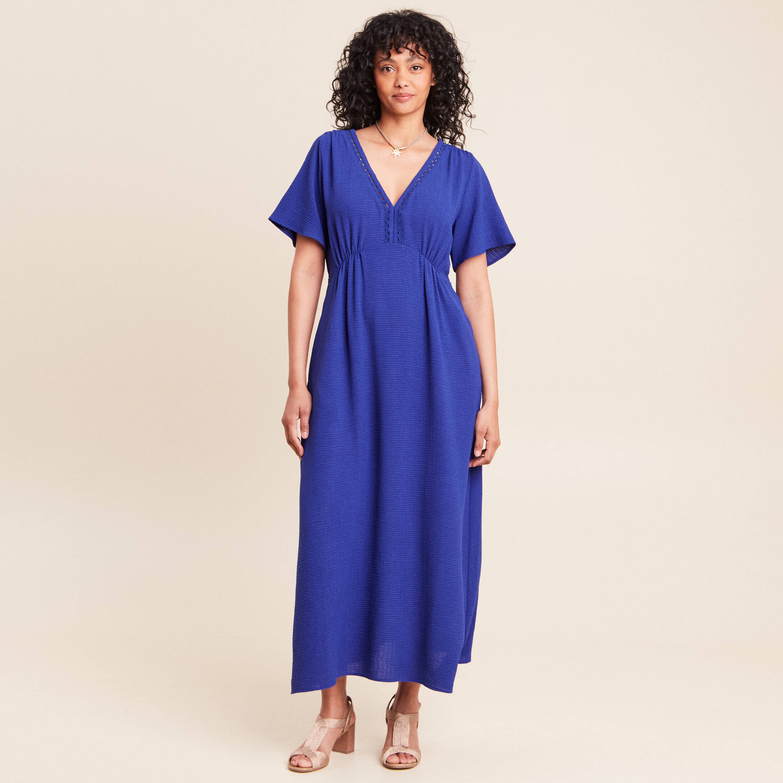 Robe longue &eacute;vas&eacute;e col v manches coudes bleu fonc&eacute; femme