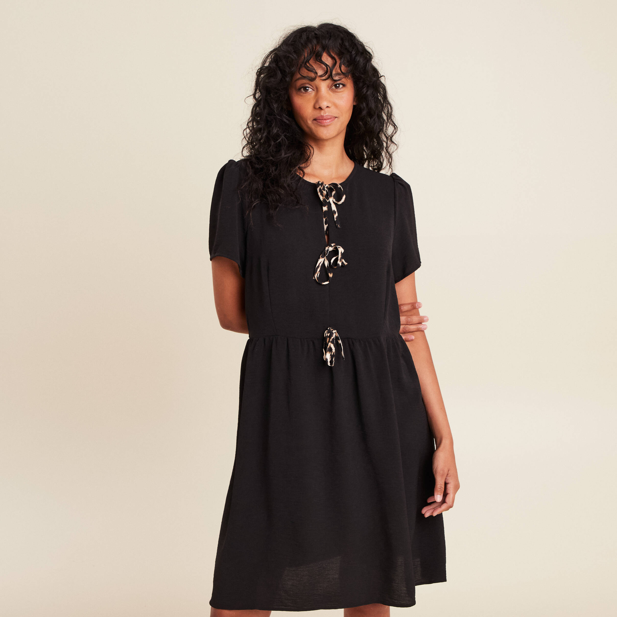 robe courte évasée col rond noir femme