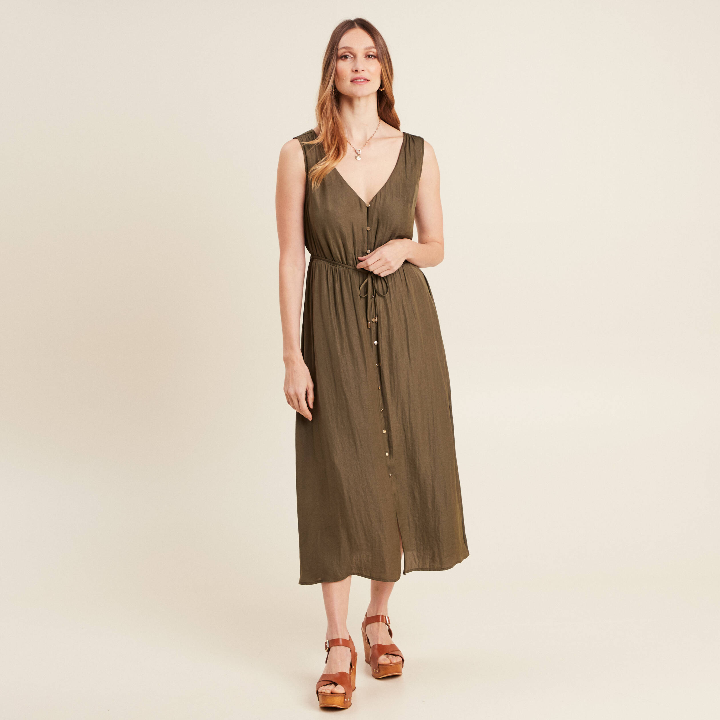 Robe midi &eacute;vas&eacute;e satin vert kaki femme