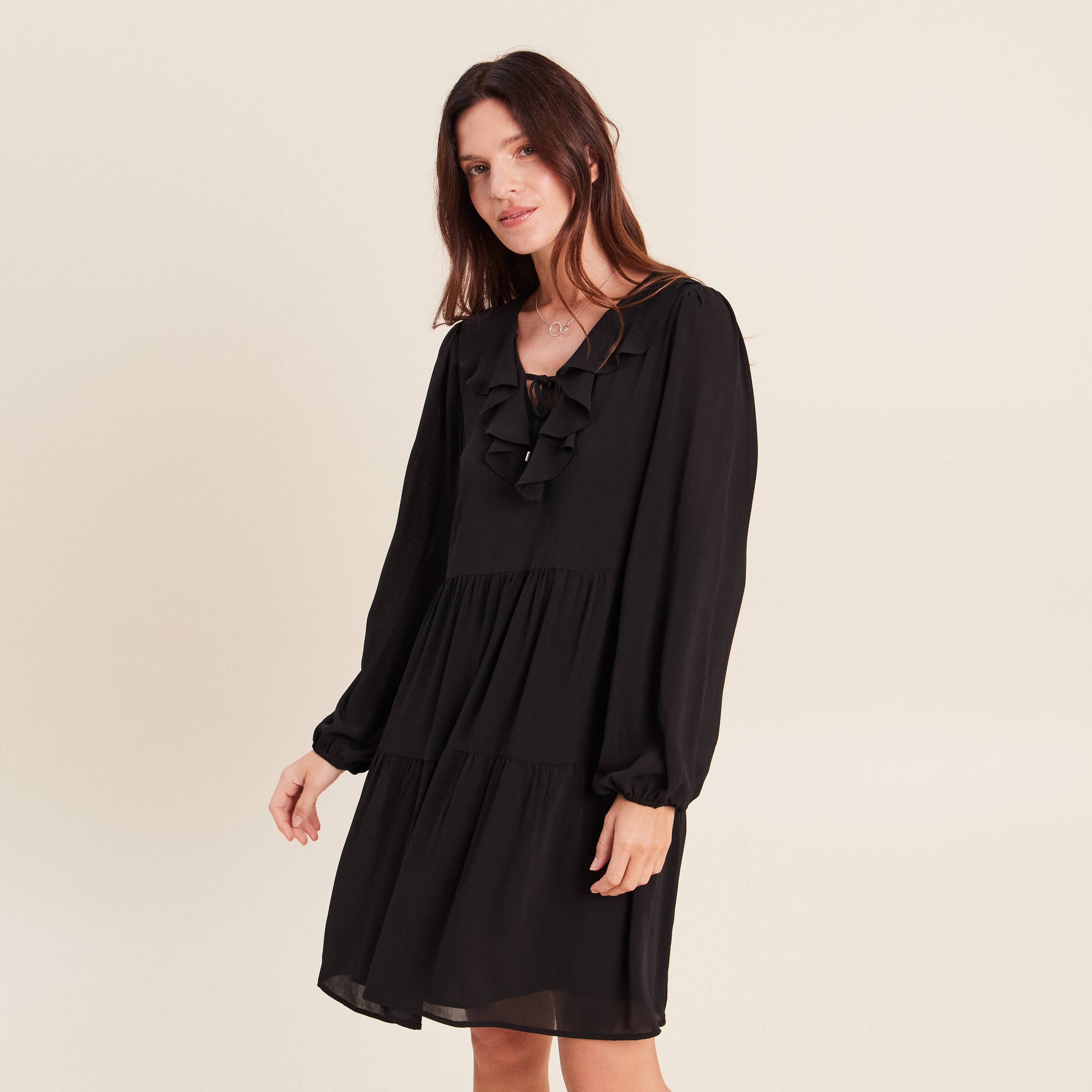 Robe courte &eacute;vas&eacute;e col v manches longues noir femme