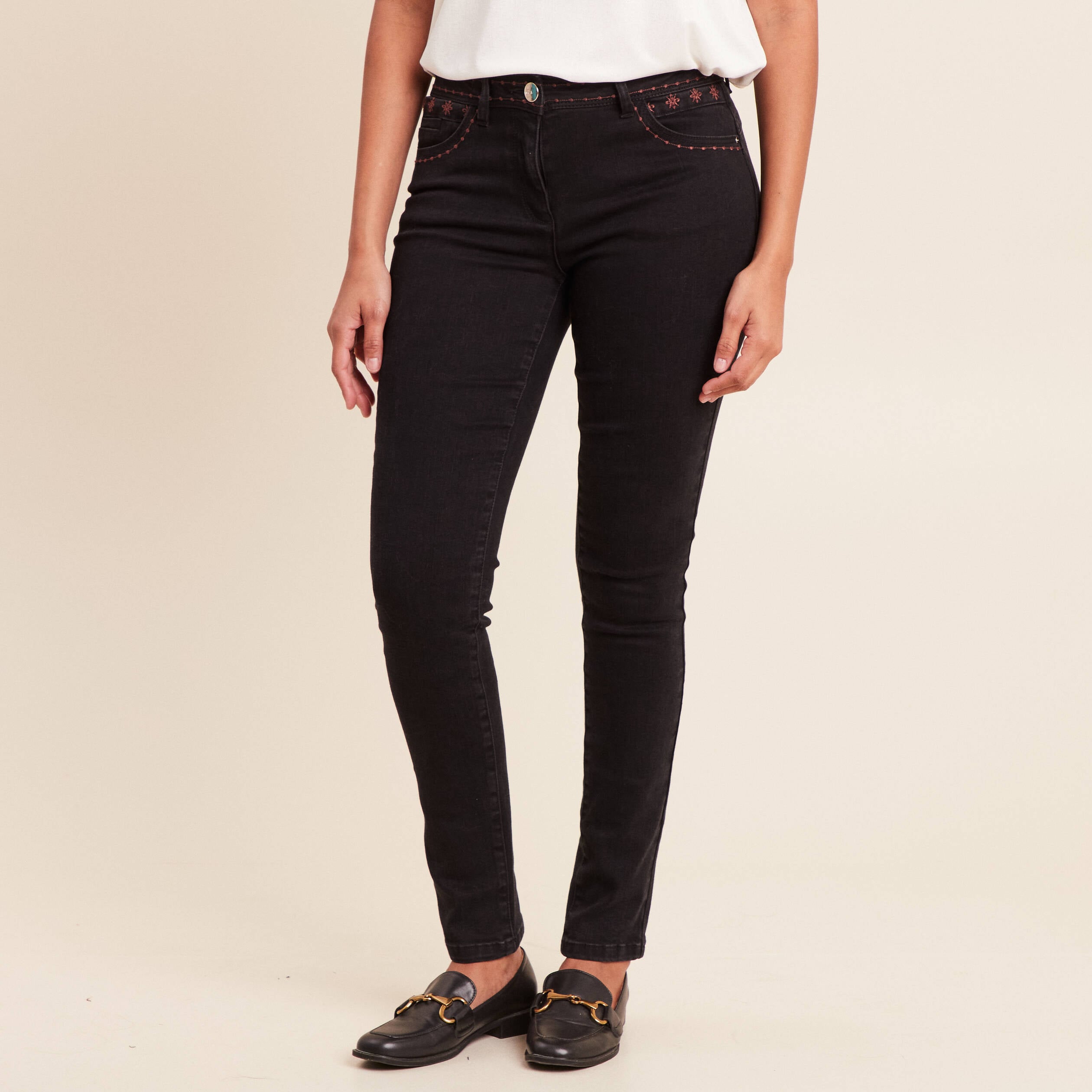 Jean coupe ajust&eacute;e avec broderie noir femme