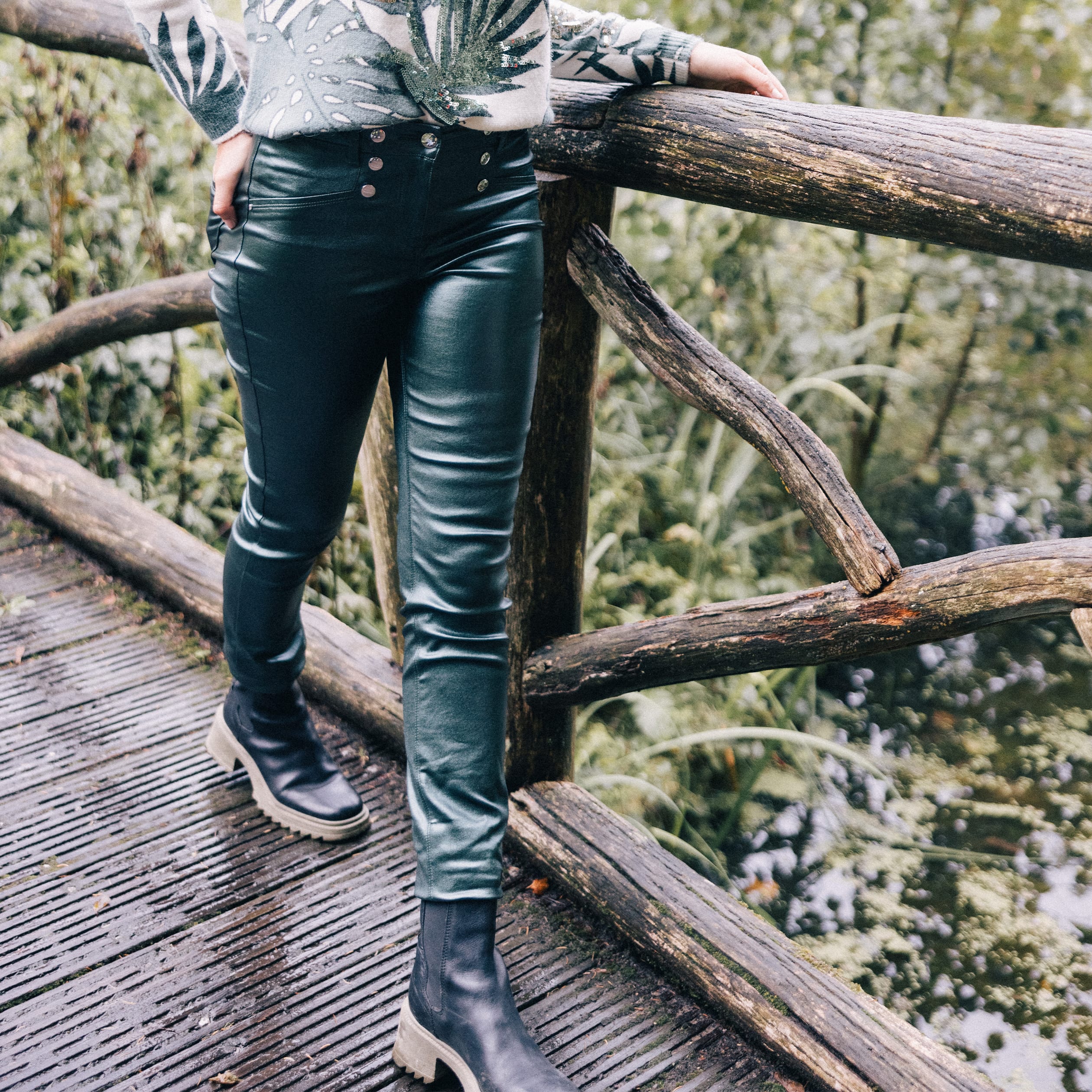 Pantalon ajust&eacute; enduit &agrave; pont vert fonc&eacute; femme