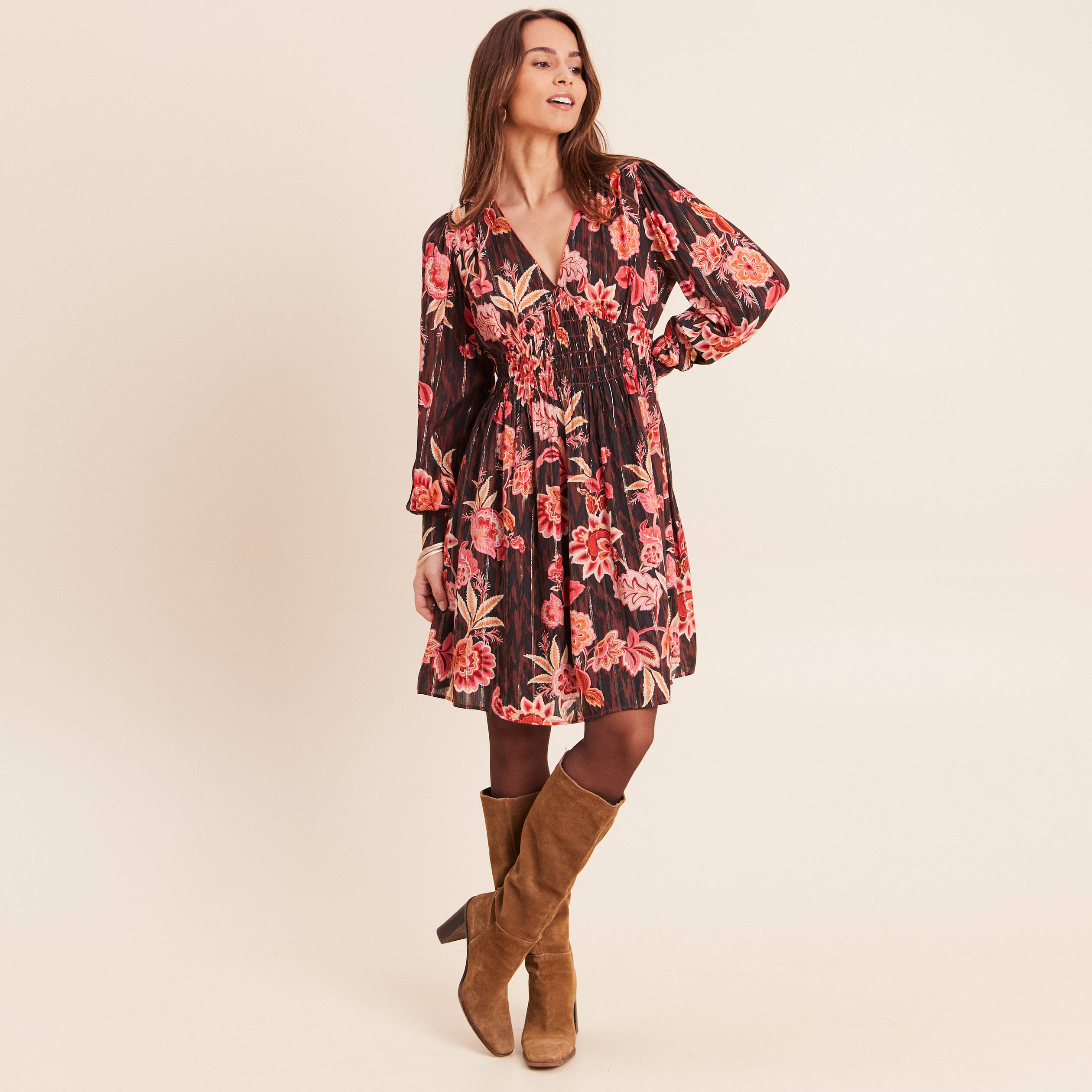 Robe courte &eacute;vas&eacute;e col v manches longues marron femme