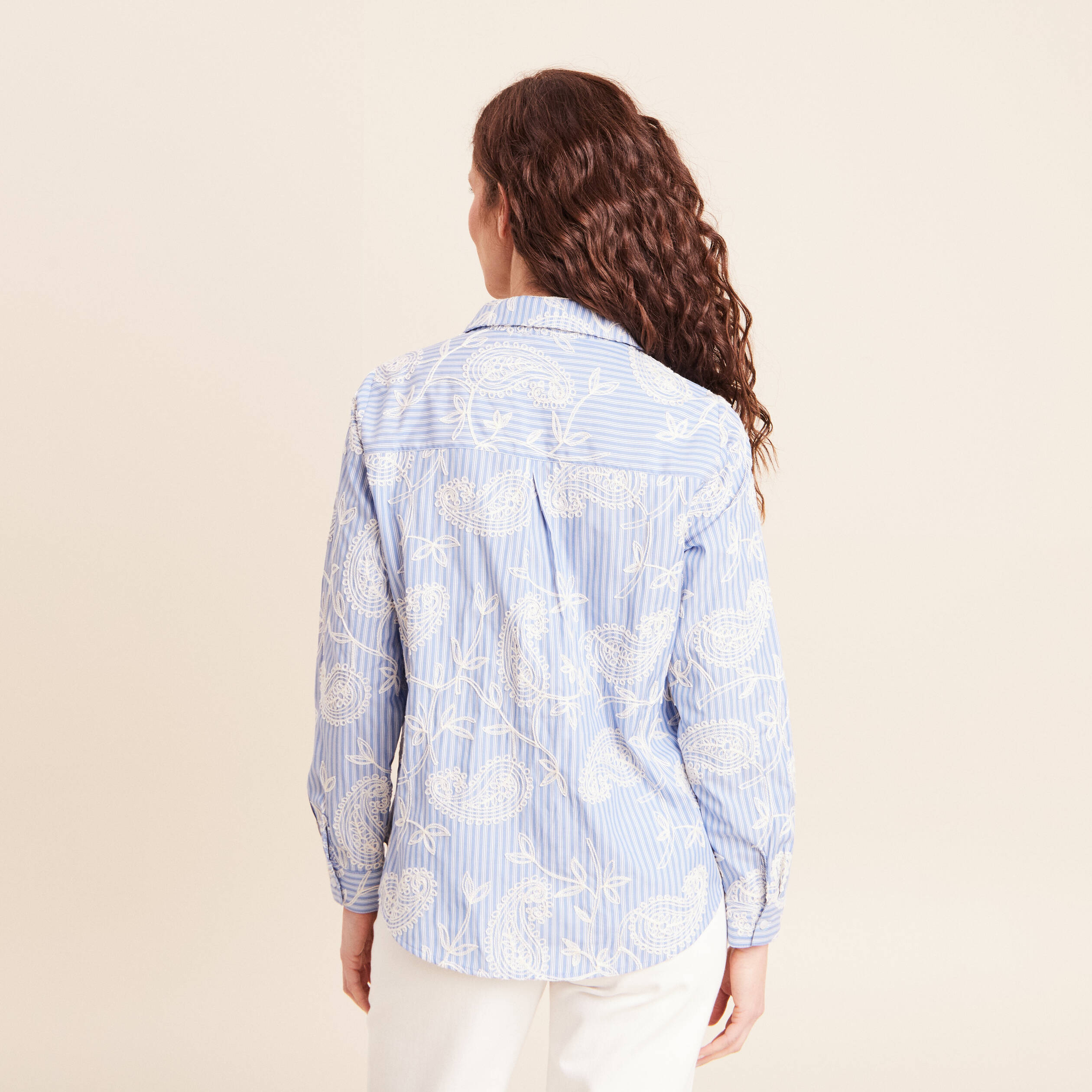 Blouse ample manches longues brod&eacute;e bleu ciel femme