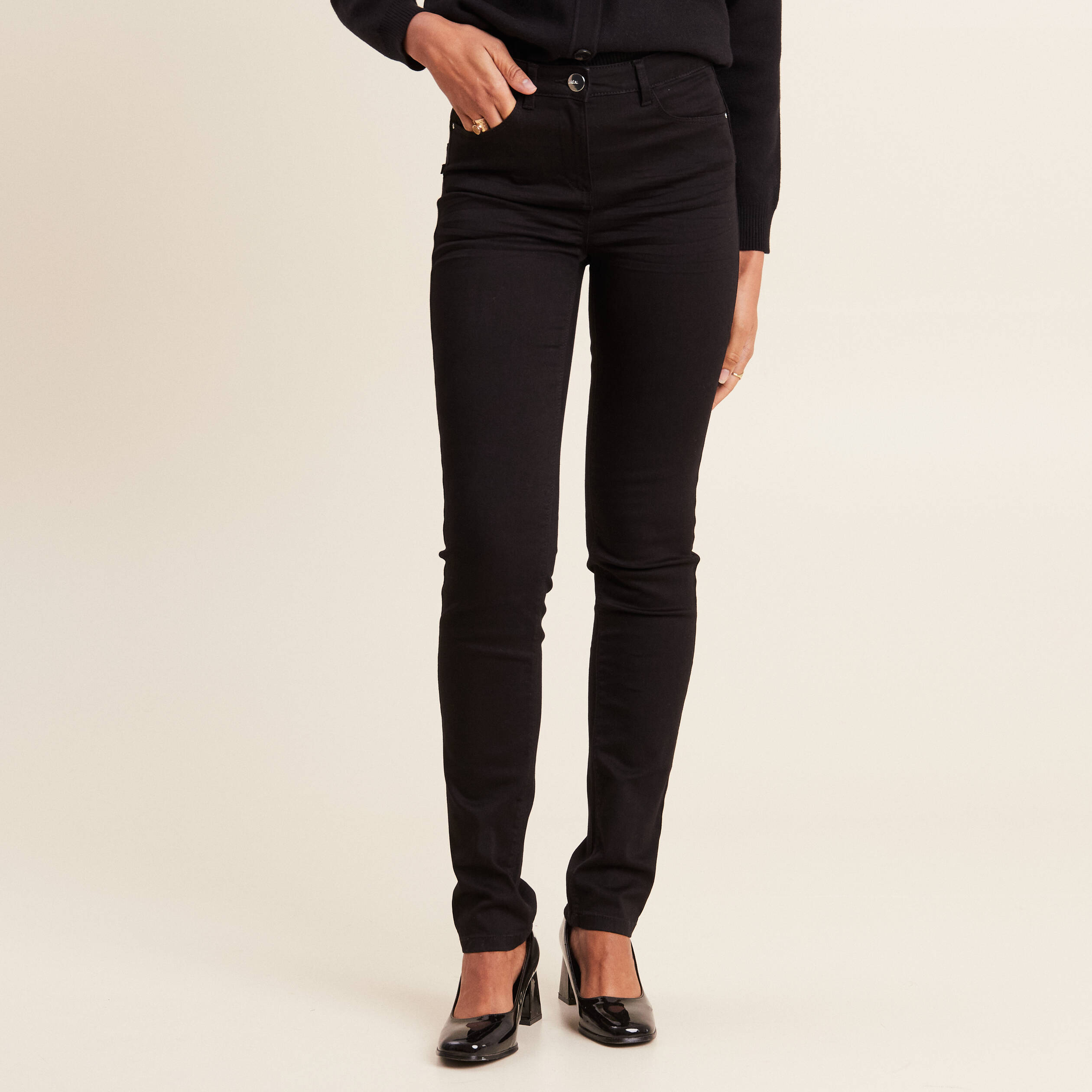 Jean ajusté taille standard long noir femme