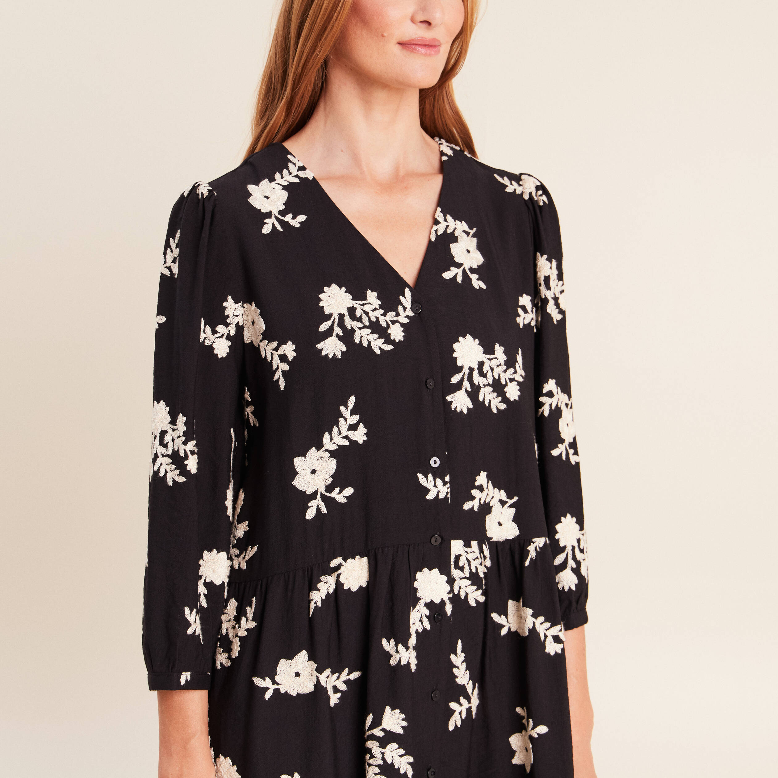 Robe courte &eacute;vas&eacute;e col v manches 3/4 noir femme