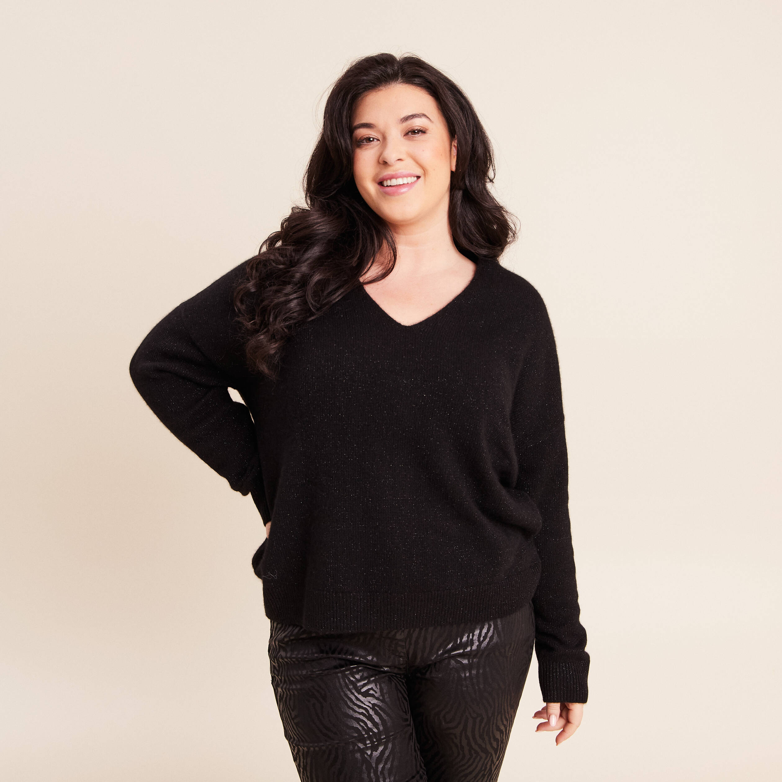 Robe pull femme noire col V manches boutonnées