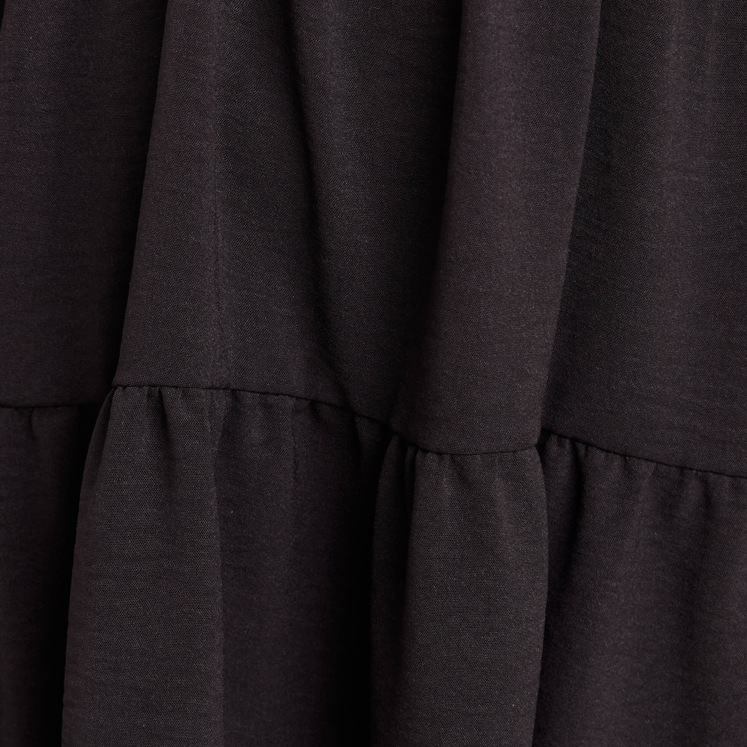 Robe courte &eacute;vas&eacute;e col v manches courtes noir femme