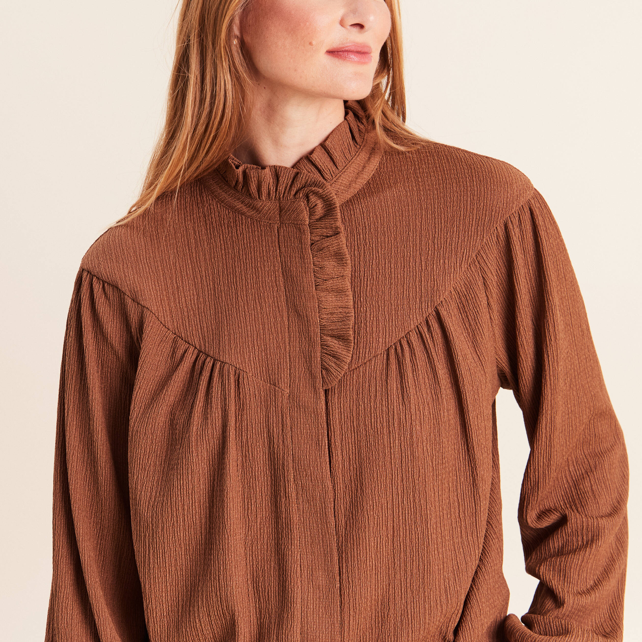 Blouse droite pliss&eacute;e col montant marron fonc&eacute; femme