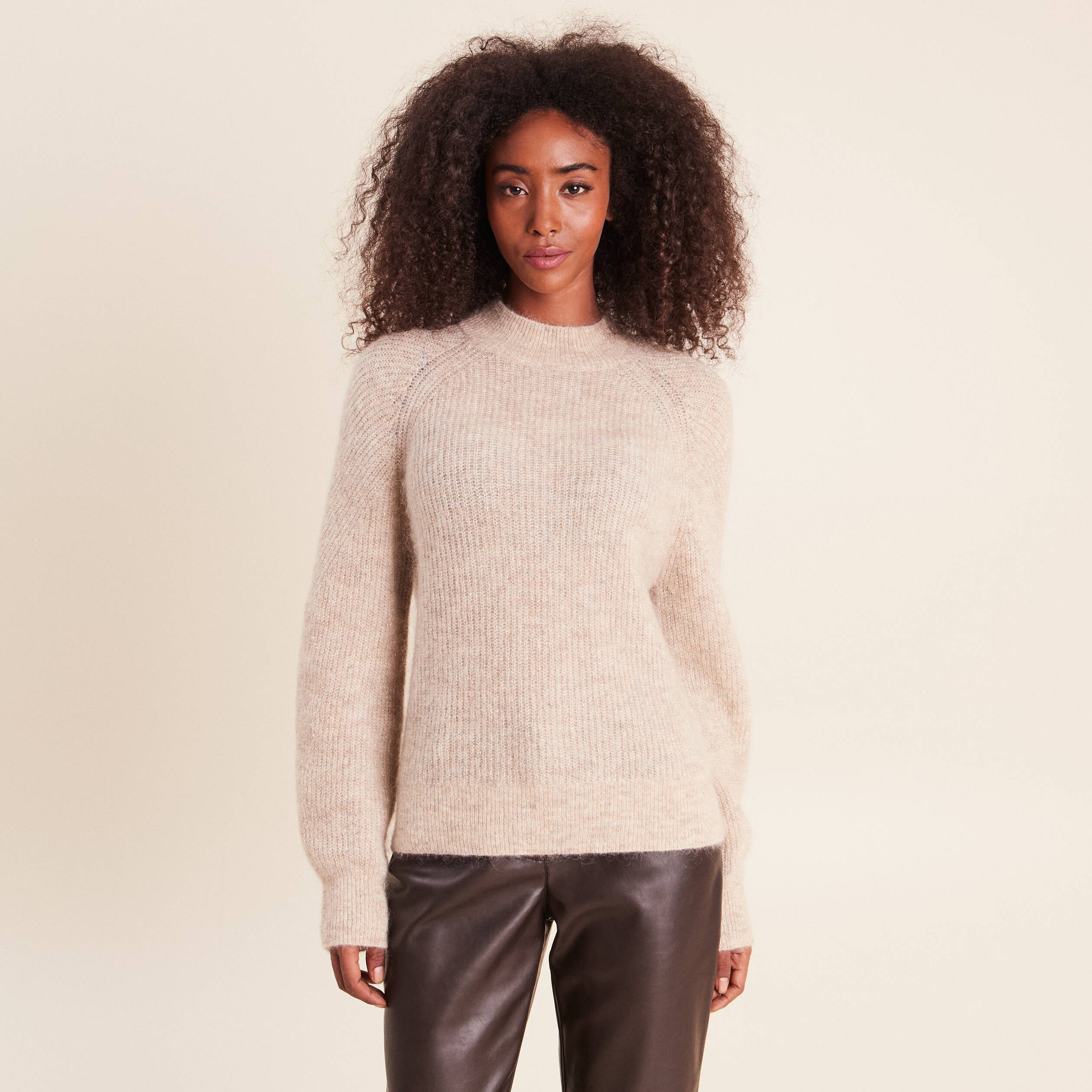 Pull droit col montant manches longues beige femme