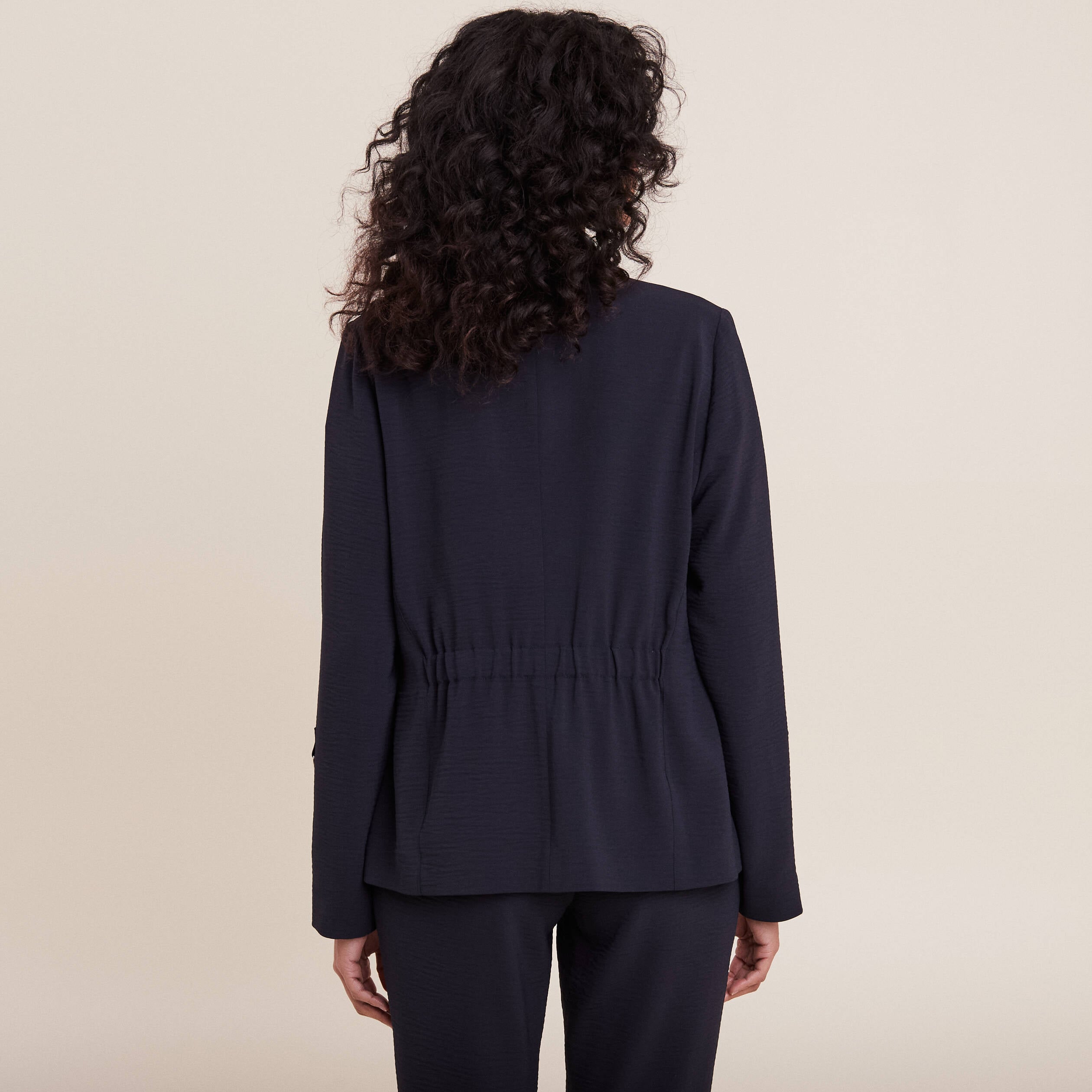 Veste cintr&eacute;e boutonn&eacute;e bleu fonc&eacute; femme